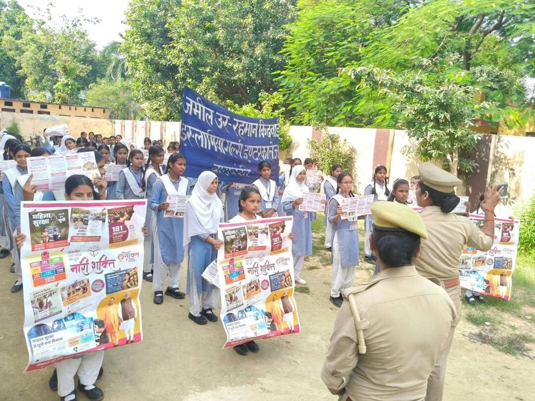 बाराबंकी: नवरात्रि पर हर थाने में गूंजा मिशन शक्ति का मंत्र, महिलाओं को बताया हेल्पलाइन का नंबर!
बाराबंकी में एसपी रवीना त्यागी के निर्देशन में मिशन शक्ति फेज-06 के तहत जिले के सभी थानों में जागरूकता कार्यक्रम हुए। महिला पुलिसकर्मियों ने महिलाओं व बालिकाओं को सुरक्षा योजनाओं और हेल्पलाइन नंबरों की जानकारी दी। #viralpost #barabankiupdates