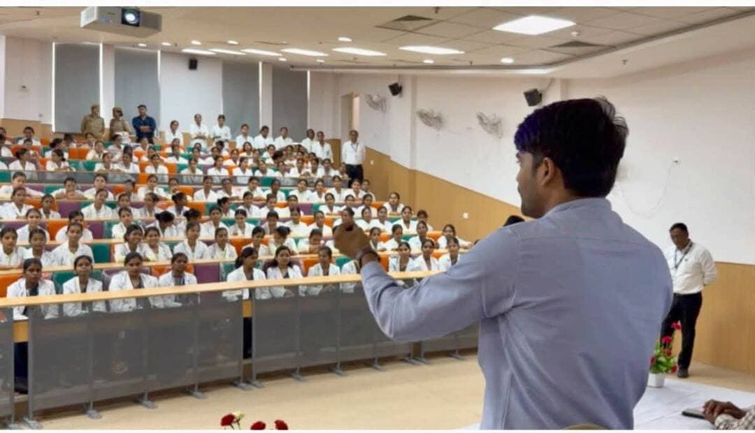 बाराबंकी: मेडिकल कॉलेज में चला साइबर पाठशाला, मिशन शक्ति 6.0 के तहत छात्र हुए जागरूक!
बाराबंकी में एसपी रवीना त्यागी के निर्देशन में मिशन शक्ति 6.0 के तहत मेडिकल कॉलेज में साइबर जागरूकता कार्यक्रम आयोजित हुआ। विशेषज्ञ रक्षित टंडन व साइबर टीम ने छात्रों को ऑनलाइन ठगी व सोशल मीडिया सुरक्षा के टिप्स दिए। #viralpost #barabankiupdates