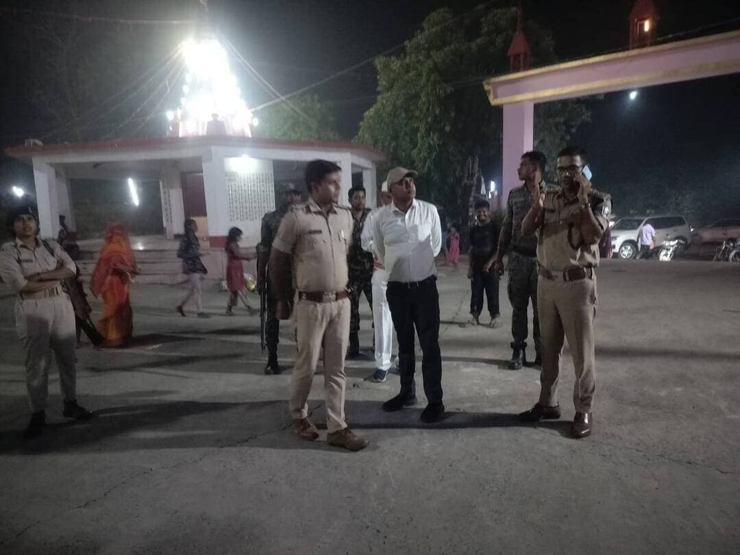पूजा पंडालों का संयुक्त निरीक्षण, श्रद्धालुओं की सुरक्षा एवं सुविधा पर विशेष जोर
समस्तीपुर | 15 अक्टूबर 2026
आगामी पर्व के मद्देनजर श्रद्धालुओं की सुविधा, सुरक्षा एवं सुचारु भीड़ प्रबंधन सुनिश्चित करने के उद्देश्य से दिनांक 15 अक्टूबर 2026 को अनुमंडल पदाधिकारी श्री राकेश कुमार एवं अनुमंडल पुलिस पदाधिकारी द्वारा अनुमंडल क्षेत्र के विभिन्न पूजा पंडालों का संयुक्त निरीक्षण किया गया।
निरीक्षण के दौरान अधिकारियों ने पूजा पंडालों में सुरक्षा व्यवस्था, श्रद्धालुओं के आवागमन, भीड़ नियंत्रण, साफ-सफाई, प्रकाश व्यवस्था तथा आपातकालीन इंतजामों का जायजा लिया। साथ ही, पूजा पंडाल समितियों को आवश्यक दिशा-निर्देश देते हुए सभी व्यवस्थाओं को समय रहते दुरुस्त करने का निर्देश दिया गया।
अनुमंडल पदाधिकारी श्री राकेश कुमार ने बताया कि पूजा पंडालों में पुरुषों एवं महिलाओं के लिए अलग-अलग प्रवेश द्वार तथा निकास द्वार की व्यवस्था सुनिश्चित की जाएगी। इससे श्रद्धालु कतारबद्ध होकर शांतिपूर्ण तरीके से माता के दर्शन एवं पूजा-अर्चना कर सकेंगे। साथ ही, भीड़ को नियंत्रित करने और किसी भी प्रकार की अव्यवस्था से बचने में भी सहायता मिलेगी।
अधिकारियों ने पूजा समितियों को निर्देश दिया कि श्रद्धालुओं को दर्शन-पूजन के दौरान किसी प्रकार की असुविधा न हो तथा सुरक्षा मानकों का पूरी तरह पालन किया जाए।
श्रद्धालुओं की सुविधा, सुरक्षा और शांतिपूर्ण पूजा प्रशासन की प्राथमिकता है। सभी पूजा समितियों से अपील है कि प्रशासन के निर्देशों का पालन करते हुए पर्व को सुरक्षित, व्यवस्थित एवं सौहार्दपूर्ण वातावरण में संपन्न कराने में सहयोग करें।
हैशटैग
#SamastipurAdministration #SDM #PoliceAdministration #PujaPandal #DurgaPuja #CMSamrat #samratchoudhary #जिलाप्रशासनसमस्तीपुर
Information & Public Relations Department, Government of Bihar
CMO Bihar