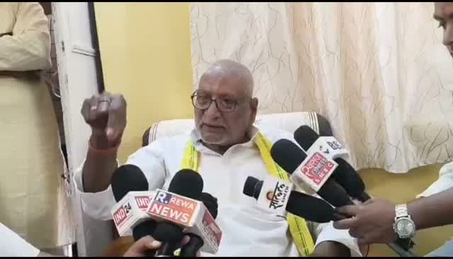 "अन्याय किया है और अन्याय कर रहा है मैं उसको बर्दाश्त नहीं करूँगा", पूर्व विधायक श्यामलाल द्विवेदी
रीवा जिले के त्योंथर में तहसील कार्यालय के लोकार्पण कार्यक्रम के दौरान भाजपा के पूर्व विधायक श्यामलाल द्विवेदी और वर्तमान विधायक सिद्धार्थ तिवारी के बीच विवाद सामने आया। पूर्व विधायक ने बैठने की व्यवस्था को लेकर खुद को अपमानित महसूस करने की बात कही। वहीं, द्विवेदी ने सिद्धार्थ तिवारी के परिवार पर निशाना साधते हुए पुराने मामलों को लेकर गंभीर आरोप लगाए। 90 साल के लोगों पर रेप केस दर्ज होने संबंधी उनके बयान के बाद राजनीतिक विवाद गहरा गया। कार्यक्रम के दौरान शिलापट्टिका पर नाम और निर्माण का श्रेय भी विवाद की वजह बताया जा रहा है।
#RewaNews #Teonthar #BJP #MadhyaPradeshNews #PradeshPrakash