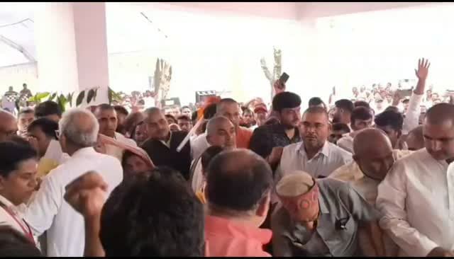 रीवा में शिलापट्ट पर नाम का झगड़ा, भाजपा के पूर्व विधायक और वर्तमान विधायक भिड़े, सांसद जनार्दन पंडित जी ने संभाला मोर्चा
उत्तर प्रदेश की सीमा से लगी रीवा जिले के त्योंथर तहसील कार्यालय के लोकार्पण को लेकर उसे समय हंगामा की स्थिति निर्मित हो गई जब भाजपा के पूर्व विधायक श्यामलाल द्विवेदी और भाजपा के ही वर्तमान विधायक सिद्धार्थ तिवारी के समर्थक आमने-सामने आ गए इस दौरान दोनों पक्षों ने एक दूसरे के खिलाफ जमकर नारेबाजी की और कार्यक्रम को बाधित करने का प्रयास किया हालांकि प्रशासनिक अधिकारियों द्वारा दिए गए दखल के बाद दोनों पक्ष शांत तो हुए लेकिन कैमरे में उनकी तल्खी कैद हो गई कार्यक्रम के दौरान जहां वर्तमान त्यौथर विधायक सिद्धार्थ तिवारी ने इसे मुख्यमंत्री डॉक्टर मोहन यादव की देन बताया तो वही पूर्व विधायक श्यामलाल द्विवेदी ने वर्तमान विधायक पर पलटवार करते हुए कहा कि वे जनता को ना बताएं कि उनके तीन पीढियां से त्योथर से कैसा संबंध रहा