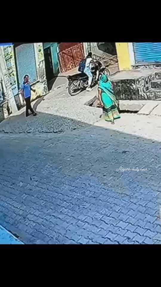 #अलीगढ़। थाना जवां क्षेत्र के बरौली बाजार में दिनदहाड़े एक नाबालिग किशोरी के साथ कथित अश्लील हरकत का मामला सामने आया है। घटना की CCTV फुटेज सामने आने के बाद मामला चर्चा में है। फुटेज में आरोपी के कथित तौर पर अश्लील हरकत करते दिखाई देने का दावा किया जा रहा है। परिजनों का आरोप है कि पुलिस ने आरोपी को हिरासत में लेने के बाद धारा 151 के तहत चालान किया और कुछ घंटे बाद छोड़ दिया। इस कार्रवाई से परिजनों में नाराजगी है। परिवार ने मामले की गंभीरता से जांच कर आरोपी के खिलाफ सख्त कार्रवाई की मांग की है।
#Aligarh #AligarhNews #JawanPolice #ViralCCTV #BreakingNews #UttarPradesh