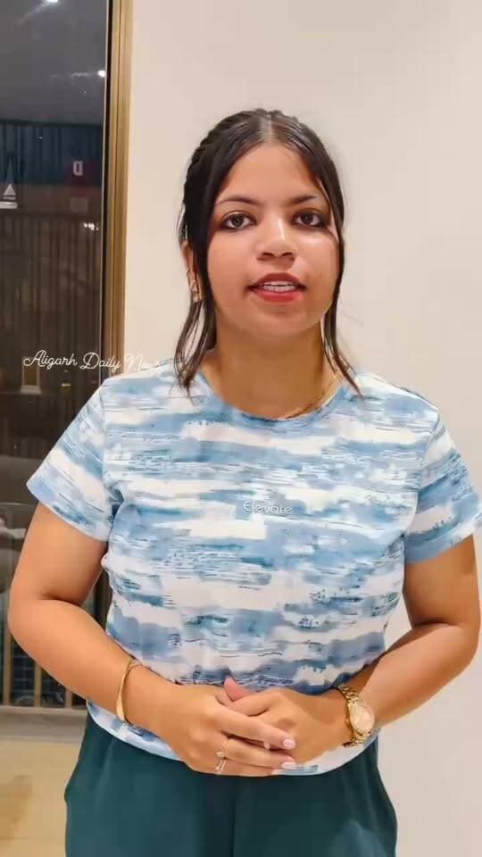 #अलीगढ़ में रिंकू सिंह का 4 साल का प्यारा डॉग बरुड़ो लापता, बहन नेहा सिंह ने सोशल मीडिया पर लगाई मदद की गुहार,अलीगढ़। भारतीय क्रिकेटर रिंकू सिंह के परिवार पर इन दिनों एक पालतू सदस्य के लापता होने से चिंता छाई हुई है। शहर की ओजोन सिटी स्थित उनके आवास से मंगलवार को चार साल का गोल्डन कलर का लेब्राडोर डॉग बरुड़ो अचानक गायब हो गया। काफी तलाश के बावजूद उसका पता नहीं चलने पर परिवार के लोग परेशान हैं। रिंकू सिंह की बहन नेहा सिंह ने सोशल मीडिया के जरिए लोगों से बरुड़ो को तलाशने में मदद की अपील की है। कॉलोनी के लोग भी उसकी तलाश में जुटे हैं। परिवार को उम्मीद है कि बरुड़ो जल्द घर लौट आएगा।
#RinkuSingh #AligarhNews #DogMissing #Barudo #NehaSingh #ViralNews #HelpFindBarudo