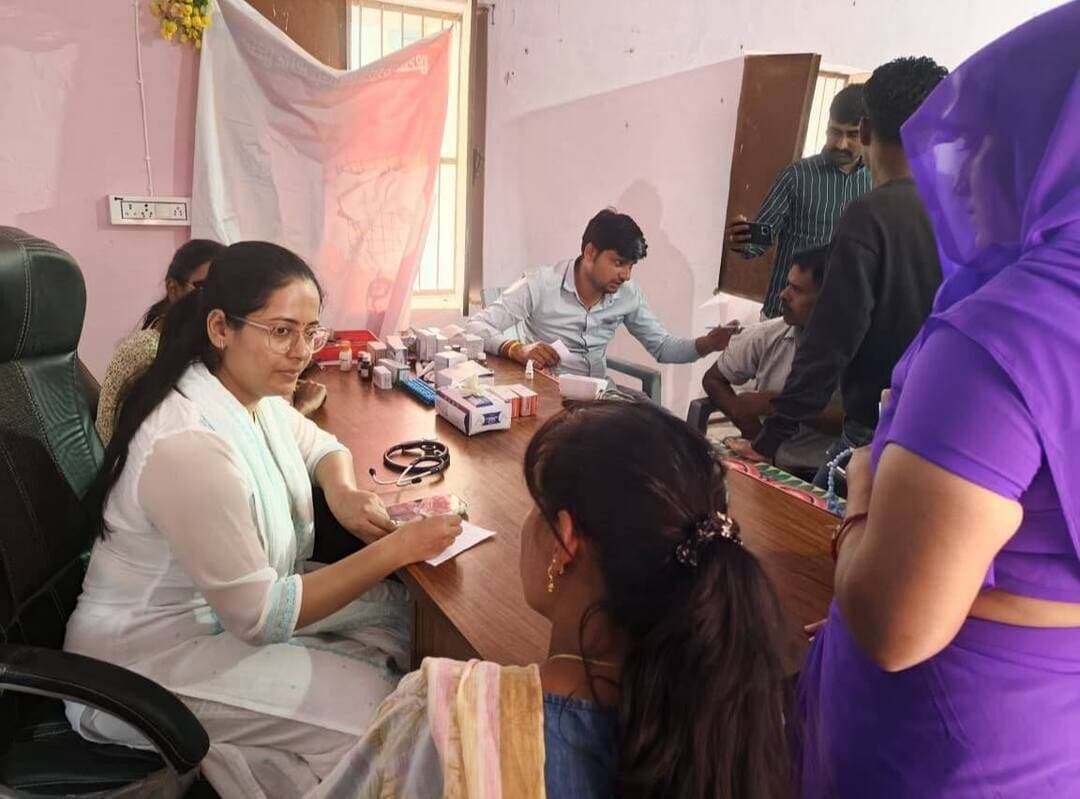 राष्ट्रीय विधिक सेवा प्राधिकरण की 60 दिवसीय मेगा ड्राइव के तहत ग्राम बर्डिया में विशेष #स्वास्थ्य_परीक्षण_शिविर आयोजित
विशेषज्ञ चिकित्सकों ने ग्रामीणों का स्वास्थ्य परीक्षण कर दिया परामर्श, विभिन्न रक्त जांचों के लिए नमूने भी लिए गए
राष्ट्रीय विधिक सेवा प्राधिकरण, नई दिल्ली द्वारा संचालित 60 दिवसीय मेगा ड्राइव के अंतर्गत माननीय प्रधान जिला एवं सत्र न्यायाधीश एवं अध्यक्ष, जिला विधिक सेवा प्राधिकरण, नीमच श्री वीरेंद्र सिंह राजपूत के मार्गदर्शन में ग्राम बर्डिया, तहसील मनासा में स्वास्थ्य विभाग के सहयोग से विशेष स्वास्थ्य परीक्षण शिविर आयोजित किया गया। शिविर के माध्यम से ग्रामीणजनों को स्वास्थ्य परीक्षण, विशेषज्ञ चिकित्सकीय परामर्श एवं आवश्यक जांचों की सुविधा उपलब्ध कराई गई।
विशेषज्ञ चिकित्सकों ने किया स्वास्थ्य परीक्षण
शिविर में जनरल फिजिशियन, स्त्री रोग विशेषज्ञ एवं नेत्र चिकित्सक ने ग्रामीणजनों का स्वास्थ्य परीक्षण कर आवश्यक चिकित्सकीय परामर्श प्रदान किया। विभिन्न बीमारियों की पहचान एवं स्वास्थ्य संबंधी समस्याओं के आकलन के लिए सीबीसी (CBC), लिपिड प्रोफाइल, किडनी फंक्शन टेस्ट (RFT) तथा लिवर फंक्शन टेस्ट (LFT) सहित विभिन्न रक्त जांचों के लिए नमूने भी एकत्रित किए गए।
चिकित्सकीय एवं विधिक सेवा से जुड़े अधिकारी रहे उपस्थित
शिविर में जिला विधिक सहायता अधिकारी, नीमच श्री प्रवीण कुमार, जिला स्वास्थ्य अधिकारी डॉ. आर.के. खद्योत, स्त्री रोग विशेषज्ञ डॉ. दीक्षा यादव, बीएमओ डॉ. प्रमोद पाटीदार तथा चिकित्सा अधिकारी डॉ. अर्जुन श्रीवास्तव एवं डॉ. मनीषा पाल ने सेवाएं प्रदान कीं।
इस अवसर पर पैरालीगल वॉलंटियर श्री कमलाशंकर विश्वकर्मा एवं श्री भरतराम पाटीदार, ग्राम पंचायत सचिव श्री बंशीदास बैरागी तथा सरपंच प्रतिनिधि श्री कमल डाबर सहित चिकित्सकीय स्टाफ एवं ग्रामीणजन उपस्थित रहे।
ग्रामीण क्षेत्रों में स्वास्थ्य जागरूकता को बढ़ावा
राष्ट्रीय विधिक सेवा प्राधिकरण की 60 दिवसीय मेगा ड्राइव के अंतर्गत आयोजित इस शिविर का उद्देश्य ग्रामीण क्षेत्रों में स्वास्थ्य सेवाओं की पहुंच बढ़ाना, जरूरतमंद व्यक्तियों को चिकित्सकीय परामर्श उपलब्ध कराना तथा स्वास्थ्य के प्रति जागरूकता विकसित करना रहा। इस प्रकार की गतिविधियों के माध्यम से आमजन को आवश्यक स्वास्थ्य सुविधाओं से जोड़ने और जनकल्याणकारी सेवाओं का लाभ सुलभ कराने का प्रयास किया जा रहा है।
CM Madhya Pradesh Jansampark Madhya Pradesh Directorate of Health Services, Madhya Pradesh
#neemuch #नीमच