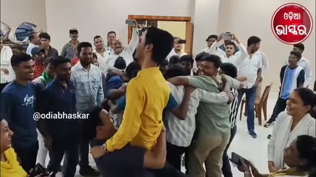 ଛାତ୍ର ସଂସଦ ନିର୍ବାଚନରେ ବିଜୟ: ଝାରସୁଗୁଡ଼ାରେ ବିଜୁ ଛାତ୍ର ଜନତା ଦଳ ପକ୍ଷରୁ ଉତ୍ସବ ପାଳନ
#odiabhaskar #odisha #jharasuguda #viralreels