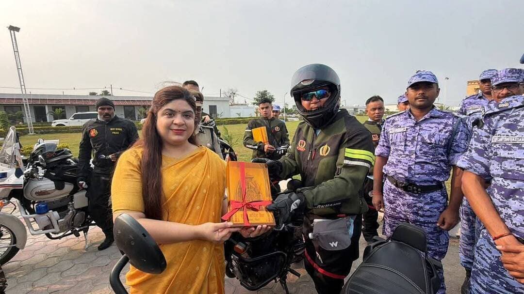 🇮🇳 नशे के खिलाफ राष्ट्रीय मोटरसाइकिल रैली पहुंची औरंगाबाद, DM-SP ने जवानों को किया सम्मानित
राष्ट्रीय एकता दिवस परेड-2026 के तहत ‘फाइट अगेंस्ट ड्रग्स’ अभियान, हरी झंडी दिखाकर रैली को स्टैच्यू ऑफ यूनिटी के लिए किया रवाना
औरंगाबाद। नशामुक्त समाज के निर्माण, युवाओं को सकारात्मक दिशा देने और राष्ट्रीय एकता एवं अखंडता का संदेश जन-जन तक पहुंचाने के उद्देश्य से निकाली गई राष्ट्रीय मोटरसाइकिल रैली गुरुवार को औरंगाबाद पहुंची। राष्ट्रीय एकता दिवस परेड-2026 के उपलक्ष्य में आयोजित इस रैली के माध्यम से लोगों को नशे के दुष्प्रभावों के प्रति जागरूक किया जा रहा है।
इस अवसर पर जिला पदाधिकारी अभिलाषा शर्मा एवं पुलिस अधीक्षक उपेंद्रनाथ वर्मा ने रैली में शामिल जवानों को मोमेंटो देकर सम्मानित किया। अधिकारियों ने जवानों के समर्पण, अनुशासन और नशामुक्त भारत के निर्माण के लिए किए जा रहे प्रयासों की सराहना की।
इसके बाद डीएम एवं एसपी ने संयुक्त रूप से हरी झंडी दिखाकर राष्ट्रीय मोटरसाइकिल रैली को गुजरात स्थित विश्व प्रसिद्ध ‘स्टैच्यू ऑफ यूनिटी’ के लिए रवाना किया।
बिहार, पश्चिम बंगाल और झारखंड से गुजर रही रैली
यह रैली विभिन्न क्षेत्रों में नशे के खिलाफ जागरूकता फैलाते हुए युवाओं को नशे से दूर रहने और राष्ट्र निर्माण में सकारात्मक भूमिका निभाने के लिए प्रेरित कर रही है। अभियान का उद्देश्य समाज में नशामुक्ति के प्रति जागरूकता बढ़ाने के साथ युवाओं में अनुशासन, जिम्मेदारी और देशभक्ति की भावना को मजबूत करना है।
प्रशासन ने स्वस्थ, सुरक्षित और सशक्त समाज के निर्माण के लिए लोगों से नशे से दूर रहने तथा जागरूकता अभियान में सक्रिय भागीदारी निभाने की अपील की।
संदेश स्पष्ट है—नशे को कहें ना, एकता को अपनाएं और नशामुक्त भारत के निर्माण में योगदान दें।
#SamratChoudhary #CMSamrat #FightAgainstDrugs #DrugFreeIndia #NationalUnity #NashaMuktBharat #AurangabadBihar #BharatCrimeLiveNews #नशामुक्तभारत #राष्ट्रीयएकता #औरंगाबादबिहार
