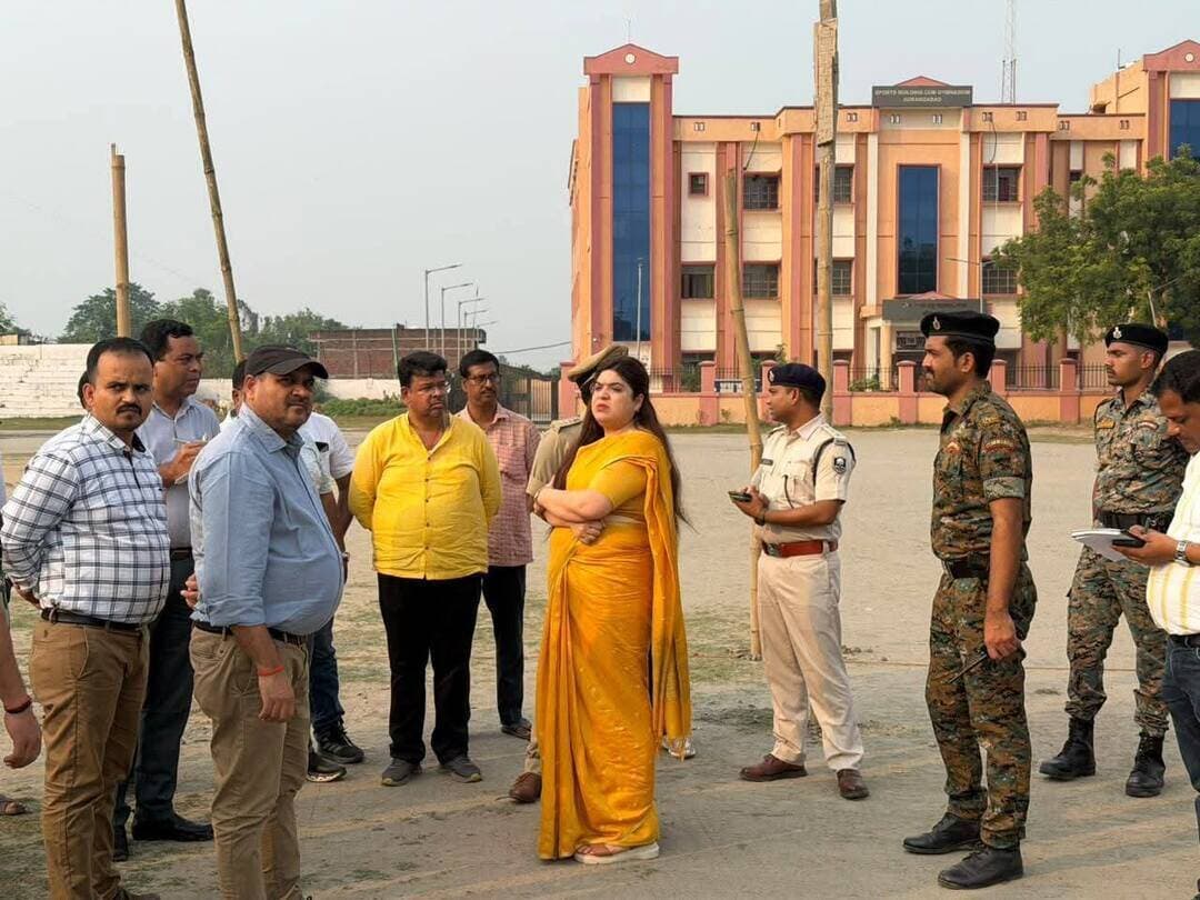 दशहरा पर्व को लेकर अलर्ट जिला प्रशासन, DM-SP ने रावण दहन और प्रतिमा विसर्जन स्थल का किया निरीक्षण
गांधी मैदान में सुरक्षा, बैरिकेडिंग और भीड़ प्रबंधन की समीक्षा, अदरी नदी घाट पर गोताखोरों व आपातकालीन व्यवस्था दुरुस्त रखने के निर्देश
औरंगाबाद। दशहरा-2026 को शांतिपूर्ण, सुरक्षित एवं सौहार्दपूर्ण वातावरण में संपन्न कराने को लेकर जिला प्रशासन पूरी तरह अलर्ट है। इसी क्रम में जिलाधिकारी अभिलाषा शर्मा एवं पुलिस अधीक्षक उपेंद्रनाथ वर्मा ने गांधी मैदान में रावण दहन कार्यक्रम तथा अदरी नदी स्थित प्रतिमा विसर्जन स्थल का संयुक्त निरीक्षण कर सुरक्षा व्यवस्था और तैयारियों का जायजा लिया।
निरीक्षण के दौरान गांधी मैदान में बैरिकेडिंग, प्रवेश एवं निकास द्वार, महिला और पुरुषों के लिए अलग-अलग व्यवस्था, भीड़ नियंत्रण, पर्याप्त प्रकाश व्यवस्था तथा साफ-सफाई की समीक्षा की गई। अधिकारियों ने संबंधित पदाधिकारियों को आमजन की सुरक्षा और सुविधा को प्राथमिकता देते हुए सभी आवश्यक इंतजाम समय पर पूरा करने का निर्देश दिया।
वहीं, अदरी नदी स्थित प्रतिमा विसर्जन स्थल पर जलस्तर, सुरक्षा व्यवस्था, गोताखोरों की उपलब्धता और आपातकालीन प्रबंधन की तैयारियों का निरीक्षण किया गया। अधिकारियों को आवश्यक संसाधन उपलब्ध रखने और किसी भी अप्रिय घटना से बचाव के लिए सतर्क रहने को कहा गया।
जिलाधिकारी एवं पुलिस अधीक्षक ने सभी संबंधित विभागों को आपसी समन्वय के साथ कार्य करने तथा पर्व के दौरान सुरक्षा व्यवस्था सुदृढ़ बनाए रखने का निर्देश दिया। निरीक्षण के दौरान अनुमंडल पदाधिकारी सदर गौरव सिंह, एसडीपीओ सदर, नगर परिषद के कार्यपालक पदाधिकारी तथा संबंधित बीडीओ एवं सीओ उपस्थित रहे।
जिला प्रशासन ने आम नागरिकों से दशहरा पर्व हर्षोल्लास और आपसी सौहार्द के साथ मनाने, प्रशासनिक दिशा-निर्देशों का पालन करने तथा सुरक्षा व्यवस्था बनाए रखने में सहयोग करने की अपील की।
#BharatCrimeLiveNews #AurangabadBihar #Dussehra2026 #दशहरा_2026 #अभिलाषा_शर्मा #उपेंद्रनाथ_वर्मा #जिला_प्रशासन #सुरक्षित_दशहरा #रावण_दहन #प्रतिमा_विसर्जन