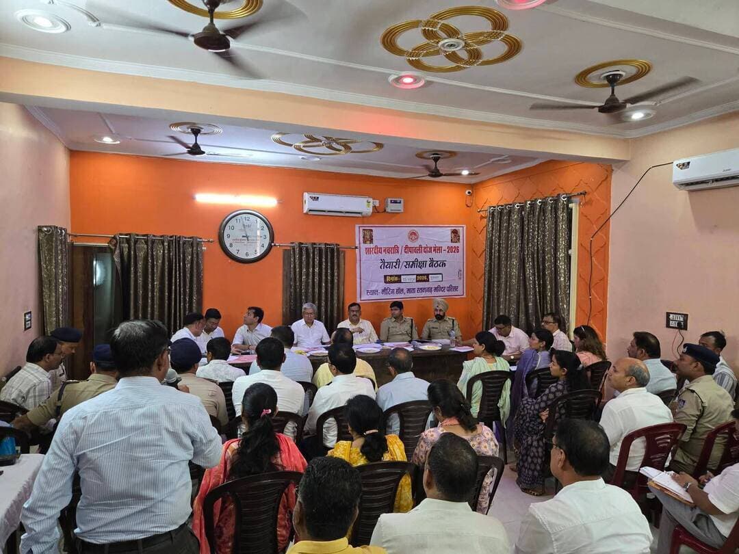 रतनगढ़ माता मंदिर में दीपावली दौज मेला-2026 की तैयारियों को लेकर आयुक्त श्री मनोज खत्री ने की समीक्षा बैठक
श्रद्धालुओं की सुरक्षा, सुगम दर्शन और सुविधाओं को सर्वोच्च प्राथमिकता, सभी निर्माण कार्य 31 अक्टूबर तक पूर्ण करने के निर्देश
रतनगढ़ माता मंदिर में दीपावली दौज के अवसर पर 9, 10 एवं 11 नवंबर 2026 को आयोजित होने वाले मेले की तैयारियों को लेकर आज ग्वालियर संभाग आयुक्त श्री मनोज खत्री की अध्यक्षता में समीक्षा बैठक आयोजित की गई।
बैठक में पुलिस उप महानिरीक्षक ग्वालियर-चंबल श्री सुनील कुमार जैन, कलेक्टर श्री स्वप्निल वानखड़े एवं पुलिस अधीक्षक श्री मयूर खंडेलवाल सहित विभिन्न विभागों के अधिकारी उपस्थित रहे।
आयुक्त श्री खत्री ने मेले की तैयारियों की विभागवार समीक्षा करते हुए सभी निर्माण एवं सुधार कार्य 31 अक्टूबर तक पूर्ण करने के निर्देश दिए। उन्होंने कहा कि मेले में आने वाले श्रद्धालुओं की सुरक्षा, सुगम दर्शन, स्वच्छता, पेयजल, स्वास्थ्य सेवाएं और आवागमन की बेहतर व्यवस्था प्रशासन की सर्वोच्च प्राथमिकता है। सभी अधिकारी आपसी समन्वय से कार्य करते हुए मेले से पहले अपने-अपने क्षेत्रों का निरीक्षण करें और कमियों को समय रहते दूर करें।
निर्माण कार्य, पेयजल और जनसुविधाओं पर जोर
संभाग आयुक्त ने मंदिर परिसर, मेला क्षेत्र और पहुंच मार्गों पर चल रहे निर्माण कार्यों की समीक्षा करते हुए यात्री सदन, सुलभ कॉम्प्लेक्स, पार्किंग, पेयजल टंकियों, पेयजल लाइन, सामुदायिक भवन, स्वागत द्वार, शॉपिंग कॉम्प्लेक्स, प्रकाश व्यवस्था, कॉरिडोर में छाया शेड एवं श्रद्धालु जनसुविधा केंद्र के कार्य समय-सीमा में पूर्ण करने के निर्देश दिए। उन्होंने निर्माण सामग्री हटाकर मार्गों को बाधामुक्त रखने तथा मंदिर मार्गों की मरम्मत और सुरक्षा ऑडिट में सामने आई कमियों को दूर करने को कहा।
सुरक्षा, स्वास्थ्य और भीड़ प्रबंधन की पुख्ता व्यवस्था
मेले के दौरान पर्याप्त पुलिस बल, महिला सुरक्षा दल, सीसीटीवी निगरानी, बैरिकेडिंग, यातायात डायवर्जन और पार्किंग की समुचित व्यवस्था सुनिश्चित करने के निर्देश दिए गए। साथ ही स्वास्थ्य शिविर, एंबुलेंस, प्राथमिक उपचार, स्ट्रेचर, एंटीवेनम, एसडीईआरएफ, अग्निशमन वाहन, गोताखोर और आपदा प्रबंधन संसाधनों की पर्याप्त उपलब्धता सुनिश्चित करने पर जोर दिया गया। आपातकालीन सेवाओं के लिए मार्ग सुगम रखने तथा पुलिस, स्वास्थ्य एवं अन्य संबंधित विभागों के बीच बेहतर समन्वय बनाए रखने के निर्देश भी दिए गए।
स्वच्छता, खाद्य सुरक्षा और फीडबैक व्यवस्था
आयुक्त ने श्रद्धालुओं के लिए पर्याप्त एवं स्वच्छ पेयजल, पानी की टंकियों की नियमित सफाई, पेयजल की गुणवत्ता जांच, खाद्य पदार्थों की नियमित जांच और मेला क्षेत्र में साफ-सफाई सुनिश्चित करने को कहा। विद्युत सुरक्षा, कचरा प्रबंधन और पर्यावरण संरक्षण पर भी विशेष ध्यान देने के निर्देश दिए गए। श्रद्धालुओं से सुझाव एवं फीडबैक प्राप्त करने के लिए प्रवेश और निकास सहित उपयुक्त स्थानों पर क्यूआर कोड लगाने की व्यवस्था विकसित करने को कहा गया।
कलेक्टर एवं पुलिस अधीक्षक ने दिए आवश्यक निर्देश
कलेक्टर श्री वानखड़े ने सभी अधिकारियों को मेले से पहले व्यवस्थाओं का निरीक्षण कर निर्माण कार्यों एवं अन्य तैयारियों की नियमित समीक्षा करने तथा कमियों को तत्काल दूर करने के निर्देश दिए। उन्होंने कहा कि सभी विभाग निर्धारित समय-सीमा में कार्य पूर्ण कर श्रद्धालुओं को सुरक्षित, सुविधाजनक और सुव्यवस्थित वातावरण उपलब्ध कराएं।
पुलिस अधीक्षक श्री खंडेलवाल ने महिलाओं, बुजुर्गों एवं बच्चों की सुरक्षा के लिए विशेष सतर्कता बरतने, महिला पुलिस बल की तैनाती और संदिग्ध गतिविधियों पर निगरानी रखने के निर्देश दिए। पुलिस उप महानिरीक्षक श्री सुनील कुमार जैन ने प्रभावी संचार व्यवस्था, उद्घोषणा प्रणाली और पार्किंग स्थलों पर पर्याप्त प्रकाश व्यवस्था सुनिश्चित करने के निर्देश दिए।
Dr Mohan Yadav
CM Madhya Pradesh
Jansampark Madhya Pradesh
Gwalior Commissioner
Collector Office Datia
#datia #CMMadhyaPradesh #JansamparkMP #दतिया #MadhyaPradesh