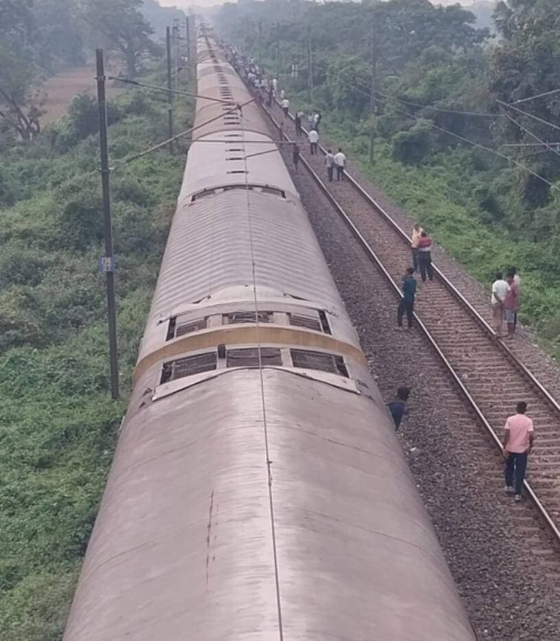 बेगूसराय-बरौनी रेल खंड पर एक ही ट्रैक पर दिखीं दो ट्रेनें, लोगों में मची अफरा-तफरी; जानिए क्या है सच
संवाददाता मुकेश कुमार बीहट
बरौनी-बेगूसराय रेल खंड पर गुरुवार को एक ही ट्रैक पर दो ट्रेनों को आमने-सामने या आगे-पीछे देख स्थानीय लोगों के बीच हड़कंप मच गया। लोग किसी बड़ी दुर्घटना की आशंका से सहम गए। इस दौरान कुछ स्थानीय लोगों ने जीरोमाइल ओवरब्रिज के ऊपर से इसका वीडियो भी बना लिया, जो तेजी से चर्चा का विषय बन गया।
हालांकि, रेलवे प्रशासन ने स्थिति स्पष्ट करते हुए इसे महज एक तकनीकी प्रक्रिया बताया है और किसी भी खतरे से साफ इनकार किया है।सबसे पहले कटिहार-सोनपुर मेमू पैसेंजर ट्रेन (संख्या 63305) बेगूसराय स्टेशन से बरौनी के लिए रवाना हुई थी।
...
इसके बाद न्यू बरौनी स्टेशन से पहले गोमती संख्या 59 के पास आगे का सिग्नल नहीं मिलने के कारण यह ट्रेन रुक गई।
इसी दौरान, पीछे से आ रही डिब्रूगढ़-गोरखपुर ट्रेन (संख्या 05978) भी उसी ट्रैक पर पिछले सिग्नल के पास आकर रुक गई।
एक ही ट्रैक पर दोनों ट्रेनों को इतनी नजदीकी पर खड़ा देख वहां मौजूद लोगों को लगा कि कोई बड़ा रेल हादसा होने वाला है।
रेलवे अधिकारियों ने दी सफाई मामले के तूल पकड़ने पर रेलवे के जिम्मेदार अधिकारियों ने स्थिति को स्पष्ट कियाः
डिब्रूगढ़-गोरखपुर ट्रेन के गार्ड दिनेश कुमार ने बताया कि आधुनिक तकनीकी व्यवस्थाके तहत ऑटोमेटिक सिग्नल प्रणाली को सुदृढ़ किया गया है। इसके नियमों के अनुसार, एक ही ट्रैक पर एक सिग्नल के आगे-पीछे ट्रेनें चल सकती हैं। इसमें खतरे की कोई बात नहीं होती।
एरिया मैनेजर रत्नेश कुमार ने जानकारी देते हुए कहा कि ऑटोमेटिक सिग्नलिंग सिस्टम के कारण अब एक सिग्नल के पीछे दूसरी ट्रेन रुकती है। इस आधुनिक प्रणाली से ट्रेनों के घंटों लेट होने की समस्या से काफी हद तक निजात मिलती है और यह पूरी तरह सुरक्षित है।
निष्कर्षः स्थानीय लोगों द्वारा जिसे दुर्घटना की आशंका समझा जा रहा था, वह दरअसल आधुनिक रेलवे की ऑटोमेटिक सिग्नलिंग प्रणाली (Automatic Signaling System) का हिस्सा था, जिसके तहत सुरक्षा मानकों का पालन करते हुए एक ही ट्रैक पर ट्रेनों का संचालन किया जाता है