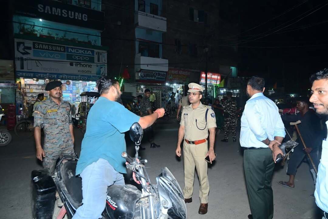*जिलाधिकारी और पुलिस अधीक्षक के द्वारा पूजा पंडालों का किया गया निरीक्षण*
*शहर में यातायात प्रबंधन एवं सुचारु यातायात को लेकर दिए गए निर्देश*
*बिना हेलमेट वाले बाइक चालकों का काटा गया चालान*
दुर्गा पूजा को लेकर जिलाधिकारी श्री सौरभ सुमन यादव और पुलिस अधीक्षक श्री स्वर्ण प्रभात के द्वारा आज शहर के छतौनी,मीना बाजार,बलुआ स्थित पूजा पंडाल का निरीक्षण किया गया एवं इस दौरान वहां को सभी व्यवस्थाओं को देखते हुए कई निर्देश दिए गए। पूजा समितियों को महिला वॉलेंटियर्स भी रखने का निर्देश दिया गया ताकि महिला श्रद्धालुओं को कोई असुविधा न हो।
निरीक्षण के दौरान सीसीटीवी कैमरे एवं अग्निशमन उपकरण के अधिष्ठापन, प्रवेश एवं निकास की व्यवस्था आदि देखी गई।
यातायात प्रबंधन तथा सुचारू यातायात को लेकर सदर अनुमंडल पदाधिकारी/ सदर अनुमंडल पुलिस पदाधिकारी को जरूरी निर्देश दिए गए।
इस दौरान मोटर साइकिल चालकों को रोक कर पूछ ताछ कि गई और ड्राइविंग लाइसेंस चेक किया गया। बिना हेलमेट वाले बाइक चालकों का चालान भी कटवाया गया।
इस अवसर पर सहायक समाहर्ता,अनुमंडल पदाधिकारी,सदर मोतिहारी, अनुमंडल पुलिस पदाधिकारी, टाउन थाना और छतौनी थाना के पुलिस पदाधिकारी उपस्थित थे।
Information & Public Relations Department, Government of Bihar Motihari Police