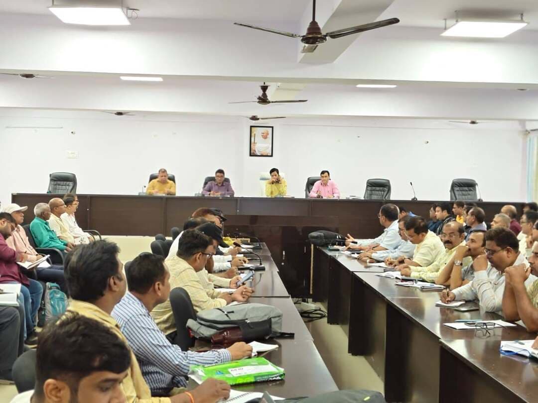 (1.0) दिनांक-15.10.2026 को उप विकास आयुक्त, पूर्वी चम्पारण, मोतिहारी की अध्यक्षता न (VB-G RAM G) योजना की समीक्षात्मक बैठक आहूत की गई। उक्त बैठक में निदेशक, एन०ई०पी०, जिला कार्यक्रम पदाधिकारी (VB-G RAM G), कार्यपालक अभियन्ता (VB-G RAM G), सहायक अभियन्ता (VB-G RAM G), सभी कार्यक्रम पदाधिकारी (VB-G RAM G), सभी कनीय अभियन्ता, (VB-G RAM G), सभी पंचायत तकनीकी सहायक, (VB-G RAM G) एवं मानव दिवस सृजन में सबसे कम उपलब्धि करने वाले 100 पंचायत के पंचायत रोजगार सेवक (VB-G RAM G) उपस्थित थे।
(2.0) मानव दिवस सृजन समीक्षा के क्रम में पाया गया कि जिला स्तर पर 42.68 प्रतिशत की उपलब्धि है, जबकि राज्य स्तर पर 44.13 प्रतिशत की उपलब्धि है। कुछ प्रखण्डों की उपलब्धि निराशाजनक पायी गई, जिसमें बंजरिया प्रखण्ड में 26.04 प्रतिशत, मेहसी प्रखण्ड में 26.53 प्रतिशत, आदापुर प्रखण्ड में 27.20 प्रतिशत, कल्याणपुर प्रखण्ड में 27.96 प्रतिशत, घोड़ासहन प्रखण्ड में 29.06 प्रतिशत, बनकटवा प्रखण्ड में 29.09 प्रतिशत एवं पकड़ीदयाल प्रखण्ड में 29.09 प्रतिशत है। सभी संबंधित कार्यक्रम पदाधिकारियों को कम से कम 50 प्रतिशत की उपलब्धि प्राप्त करने का निदेश दिया गया। साथ ही मानव दिवस सृजन में सबसे कम उपलब्धि करने वाले 100 पंचायत के पंचायत रोजगार सेवक (VB-G RAM G) को विगत 04 माह में उनके पंचायतों में सृजित मानव दिवस उपलब्धि के आधार पर मानदेय भुगतान का निदेश सभी संबंधित कार्यक्रम पदाधिकारी को दिया गया।
(3.0) पी०एम०ए०वाई०जी० अभिसरण समीक्षा के क्रम में पाया गया कि जिला स्तर पर कुल 23950 योजनाओं में से 1857 योजनाओं में एम०आर० निर्गत कर 7.21 प्रतिशत की उपलब्धि हासिल की गई है, जिसमें कुछ प्रखण्डों यथा-पीपराकोठी, कोटवा, चिरैया, रक्सौल, छौड़ादानों, अरेराज, पताही, कल्याणपुर, आदापुर, सुगौली, रामगढ़वा, संग्रामपुर, ढ़ाका, हरसिद्धि, तेतरिया, पहाड़पुर, चकिया एवं बंजरिया की उपलब्धि असंतोषजनक है। चूँकि इन प्रखण्डों का औसत उपलब्धि जिला के औसत उपलब्धि से कम है। सभी कार्यक्रम पदाधिकारियों को पी०एम०ए०वाई०जी० अभिसरण में एक सप्ताह के अन्दर अपेक्षित प्रगति प्राप्त करने का निदेश दिया गया।
(4.0) ई०-के०वाई०सी० समीक्षा के क्रम में पाया गया कि जिले में कुल 438936 सक्रिय मजदूरों में से 397179 मजूदरों का ई०-के०वाई०सी० कर जिला स्तर पर 90.52 प्रतिशत की उपलब्धि हासिल की गई है जबकि राज्य की उपलब्धि 90.35 प्रतिशत है। कुल 41603 ई०-के०वाई०सी० हेतु लंबित है। सभी कार्यक्रम पदाधिकारियों को एक सप्ताह के अन्दर शत-प्रतिशत सक्रिय मजदूरों का ई०-के०वाई०सी० कराने का निदेश दिया गया ।
(5.0) जियो टैगिंग समीक्षा के क्रम में पाया गया कि जियो टैगिंग में जिला स्तर पर प्रथम फेज में 08 मामले, द्वितीय फेज में 1585 एवं तृतीय फेज में 1939 मामले लंबित है, जिसमें तृतीय फेज में सबसे अधिक मामले पकड़ीदयाल, केसरिया, संग्रामपुर, घोड़ासहन, कल्याणुपर, बनकटवा, चिरैया, चकिया, मोतिहारी में सबसे अधिक मामले लंबित है। सभी कार्यक्रम पदाधिकारियों को एक सप्ताह के अन्दर तीनों फेज के सभी लंबित मामले का निष्पादन कराने का निदेश दिया गया।
(6.0) कार्य पूर्णता :- समीक्षा के क्रम में पाया गया कि मनरेगा के तहत कुल 43399 योजनाएँ प्रारंभ की गई, जिसमें 2287 योजनाएँ पूर्ण कर 5.27 प्रतिशत की उपलब्धि प्राप्त की गई है। सभी कार्यक्रम पदाधिकारियों को कार्य योजना बनाते हुए कम से कम 90 प्रतिशत अपूर्ण योजनाओं को पूर्ण कराने का निदेश दिया गया।
(7.0) वृक्षारोपण योजना इस योजनान्तर्गत वित्तीय वर्ष-2026-27 के लिए जिला स्तर पर 950400 का लक्ष्य निर्धारित किया गया है, जिसमें मात्र 73.15 प्रतिशत की उपलब्धि हासिल की गई है। सभी कार्यक्रम पदाधिकारियों को एक सप्ताह के अन्दर निर्धारित लक्ष्य के अनुसार योजना प्रारंभ करने का निदेश दिया गया।
(8.0) जल जीवन हरियाली अंतर्गत पौधशाला सूजन एवं सघन वृक्षा रोपण, भवनों में छत वर्षा जल संचयन की संरचना का निर्माण एवं सार्वजानिक कुओं एवं चापाकलो के किनारे सोख्ता निर्माण की गहन समीक्षा की गई। सभी कार्यक्रम पदाधिकारियों को लंबित कार्य पूर्ण कराने का निदेश दिया गया।
(9.0) सोसल ओडिट की सभी मामले की समीक्षा की गई सभी कार्यक्रम पदाधिकारी को लंबित मामले को पूर्ण कराने का निदेश दिया गया।
Information & Public Relations Department, Government of Bihar
