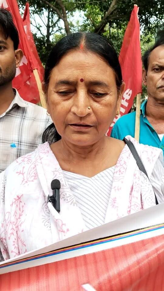 *बिहार में बढ़ते अपराध, पुलिसिया दमन और दलितों-गरीबों पर अत्याचार के खिलाफ राजव्यापी प्रतिरोध मार्च*
*गरीबों पर पुलिस का डंडा, अमीरों की खुशामद कर रहा प्रशासन: महानंद सिंह*
*दलितों, महिलाओं, मुस्लिमों और समाज के कमजोर वर्गों पर सामंती एवं पूंजीवादी जुल्म बंद करो!*
अरवल, 15 अक्टूबर। बिहार में बढ़ते अपराध, पुलिस प्रशासन की कथित मनमानी, दलितों एवं गरीबों पर बढ़ते दमन और महिलाओं के खिलाफ अत्याचार के विरोध में भाकपा-माले, इंसाफ मंच, ऐपवा एवं खेग्रामस के संयुक्त आह्वान पर राजव्यापी प्रतिरोध मार्च निकाला गया। अरवल में प्रतिरोध मार्च के दौरान प्रदर्शनकारियों ने सरकार और पुलिस प्रशासन के खिलाफ जमकर नारेबाजी की। मार्च भाकपा-माले कार्यालय से प्रखंड कार्यालय तक पहुंचा।
प्रतिरोध मार्च की अध्यक्षता भाकपा-माले जिला कमेटी सदस्य सुएब आलम ने की, जबकि मार्च का नेतृत्व भाकपा-माले जिला सचिव जितेंद्र यादव ने किया। प्रतिरोध मार्च को पूर्व विधायक महानंद सिंह ने संबोधित किया। इस मौके पर ऐपवा की लीला वर्मा, इंसाफ मंच के शाह शाद सहित कई नेताओं ने संबोधित किया।
सभा को संबोधित करते हुए पूर्व विधायक महानंद सिंह ने कहा कि सुशासन का दावा करने वाली सरकार में अपराधी बेलगाम हैं और पुलिस प्रशासन गरीबों पर डंडा चला रहा है, जबकि अमीरों की खुशामद की जा रही है। उन्होंने कहा कि पटना में दलितों के साथ कथित दुर्व्यवहार, महिलाओं के साथ अपमानजनक व्यवहार तथा बेतिया के ओरहिया में किशनगढ़ अंसारी की पुलिस हिरासत में हुई मौत जैसे मामलों ने पुलिस प्रशासन की कार्यप्रणाली पर गंभीर सवाल खड़े किए हैं। इन घटनाओं की निष्पक्ष जांच और दोषियों पर कार्रवाई होनी चाहिए।
महानंद सिंह ने कहा कि भाजपा अपनी नाकामियों को छिपाने के लिए बार-बार अतीत की सरकारों और 1990 के दशक का हवाला देती है, लेकिन आज बिहार और देश में गरीबी, भुखमरी तथा मजदूरों के पलायन को रोकने में सरकार विफल साबित हो रही है। भाजपा-आरएसएस की सरकार गरीबों, दलितों, महिलाओं और अल्पसंख्यकों के अधिकारों की रक्षा करने के बजाय उनके ऊपर दमन बढ़ा रही है।
उन्होंने आरोप लगाया कि दलित और गरीब परिवारों को उनके घरों से बेदखल किया जा रहा है तथा शराबबंदी के नाम पर दलित परिवारों को पुलिसिया दमन का शिकार बनाया जा रहा है। इससे गरीब परिवारों का जीवन और आजीविका तबाह हो रही है। दूसरी ओर, भ्रष्टाचार बढ़ रहा है और गरीबों के लिए चलाई जाने वाली कल्याणकारी योजनाओं में लगातार कटौती की जा रही है।
उन्होंने कहा कि गांव-गांव तक शिक्षा और रोजगार के अवसर पहुंचाने के बजाय नौजवानों के भविष्य को बर्बाद किया जा रहा है। सरकार की नीतियों के कारण आने वाली पीढ़ी के सामने भी गंभीर संकट खड़ा हो रहा है। जनता का गुस्सा सरकार के खिलाफ न भड़के, इसके लिए असली सवालों से ध्यान भटकाने की राजनीति की जा रही है।
महानंद सिंह ने अरवल जिले के कलेर प्रखंड के पहलेजा गांव में दलित परिवारों के घरों पर बुलडोजर चलाए जाने की घटना का उल्लेख करते हुए कहा कि गरीबों को उनके अधिकारों से वंचित करना अन्यायपूर्ण है। उन्होंने वालिदाद में महादलित परिवार के ट्रक चालक की निर्मम हत्या का मामला उठाते हुए कहा कि राज्य में लूट, हत्या और बलात्कार जैसी घटनाओं पर प्रभावी रोक लगाने में सरकार और प्रशासन नाकाम हैं।
दलितों, गरीबों, महिलाओं और मुस्लिमों पर अत्याचार एवं पुलिसिया दमन बंद किया जाए।
पुलिस हिरासत में हुई मौतों और दलितों के साथ दुर्व्यवहार की निष्पक्ष जांच कर दोषियों पर कड़ी कार्रवाई की जाए।
. पहलेजा गांव में दलित परिवारों के घरों पर बुलडोजर चलाने के मामले की जांच कर प्रभावित परिवारों को न्याय दिया जाए।
वालिदाद में महादलित परिवार के ट्रक चालक की हत्या के दोषियों को गिरफ्तार कर कड़ी सजा दिलाई जाए।
गरीबों की कल्याणकारी योजनाओं में कटौती बंद कर शिक्षा, रोजगार और सामाजिक सुरक्षा की गारंटी की जाए।
. बिहार में बढ़ते अपराध पर रोक लगाकर आम जनता की सुरक्षा सुनिश्चित की जाए।
प्रतिरोध मार्च के जरिय सरकार को चेतावनी दी गई कि यदि गरीबों, दलितों, महिलाओं और अल्पसंख्यकों पर अत्याचार बंद नहीं हुआ तथा दोषियों के खिलाफ कार्रवाई नहीं की गई, तो लंबी आंदोलन किया ।