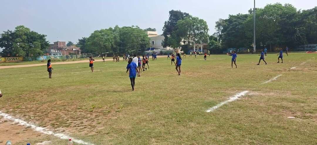 अरवल के गांधी मैदान में रग्बी का रोमांच! 🏉🔥 राज्यस्तरीय अंडर-14 रग्बी प्रतियोगिता के दूसरे दिन खिलाड़ियों ने दिखाया दम!
बिहार सरकार के खेल विभाग, बिहार राज्य खेल प्राधिकरण (Patna) और जिला प्रशासन (Arval) के संयुक्त तत्वावधान में आयोजित इस प्रतियोगिता में नन्हे खिलाड़ियों का उत्साह और खेल कौशल देखते ही बन रहा है।
🏆 दूसरे दिन के मुकाबले और उनके शानदार परिणाम:
👦 बालक वर्ग (Boys Segment):
पटना प्रमंडल का दबदबा: तिरहुत को 20-00, सारण को 30-00 और भागलपुर को 05-00 से हराया।
मगध प्रमंडल की हैट्रिक जीत: दरभंगा को 30-05, मुंगेर को 05-00 और एकलव्य टीम को 05-00 से मात दी।
भागलपुर ने सारण को 35-00 से और तिरहुत ने सारण को 25-00 से पराजित किया।
एकलव्य टीम ने दरभंगा को 10-00 से हराया।
(तिरहुत-भागलपुर, मुंगेर-एकलव्य और दरभंगा-मुंगेर के बीच मुकाबले 05-05 से ड्रॉ रहे।)
👧 बालिका वर्ग (Girls Segment):
पटना प्रमंडल की एकतरफा जीत: भागलपुर को 40-00 और दरभंगा को 35-00 से करारी शिकस्त दी।
मगध प्रमंडल का जलवा: मुंगेर को 20-00 और कोशी को 30-00 से हराया।
तिरहुत प्रमंडल की रफ्तार: सारण को 20-00 और एकलव्य टीम को 05-00 से पराजित किया।
इसके अलावा भागलपुर ने दरभंगा को 5-0, मुंगेर ने कोशी को 15-0 और एकलव्य ने सारण को 5-0 से हराया।
🌟 खेल का उद्देश्य
बिहार में रग्बी खेल को बढ़ावा देने और युवा प्रतिभाओं को एक बड़ा मंच देने के लिए जिला प्रशासन अरवल द्वारा बेहतरीन व्यवस्थाएं की गई हैं। आगामी नॉकआउट मुकाबलों को लेकर खेल प्रेमियों में भारी उत्साह है!
🙌 एक जरूरी संदेश:
"हर युवा की यही पुकार, नशा मुक्त हो अपना बिहार।" 🚫🙅♂️
🏷️
#BiharSports #RugbyBihar #ArwalRugby2026 #Under14Rugby #KhelDepartmentBihar #NashaMuktBihar #BiharYouth #SportsInBihar #ArwalDiaries