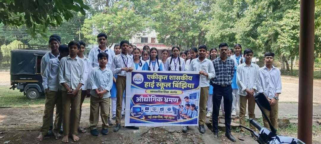 व्यावसायिक शिक्षा के अंतर्गत विद्यार्थियों का पॉलिटेक्निक कॉलेज में औद्योगिक भ्रमण आयोजित
शासन के निर्देशानुसार एकीकृत शासकीय हाई स्कूल बिंझिया के कक्षा 9वीं के व्यावसायिक शिक्षा के विद्यार्थियों का 14 अक्टूबर 2026 को शासकीय पॉलिटेक्निक कॉलेज मंडला में औद्योगिक भ्रमण आयोजित किया गया। कार्यक्रम संस्था के प्राचार्य श्री मुकेश कुमार पांडे के मार्गदर्शन में संपन्न हुआ।
भ्रमण के दौरान पॉलिटेक्निक कॉलेज के प्राचार्य श्री अरविंद कुमार गुप्ता ने विद्यार्थियों को संस्था के इतिहास एवं संचालित तकनीकी पाठ्यक्रमों की जानकारी दी। संस्था के व्याख्याता श्री साहू, श्रीमती वर्षा पटेल एवं अन्य कर्मचारियों द्वारा प्रवेश प्रक्रिया, तकनीकी शिक्षा के महत्व तथा पाठ्यक्रम पूर्ण करने के उपरांत उपलब्ध रोजगार एवं स्वरोजगार के अवसरों से अवगत कराया गया।
विद्यार्थियों को कम्प्यूटर प्रयोगशाला, अन्य प्रयोगशाला कक्षों, छात्रावास एवं कार्यशाला का अवलोकन कराया गया। इस दौरान उन्हें तकनीकी शिक्षा एवं व्यावसायिक प्रशिक्षण की कार्यप्रणाली की व्यावहारिक जानकारी प्रदान की गई। भ्रमण का उद्देश्य विद्यार्थियों को तकनीकी शिक्षा, कौशल विकास तथा भविष्य में रोजगार की संभावनाओं से परिचित कराना था।
Jansampark Madhya Pradesh
CM Madhya Pradesh
#mandla
Department of School Education, Madhya Pradesh
