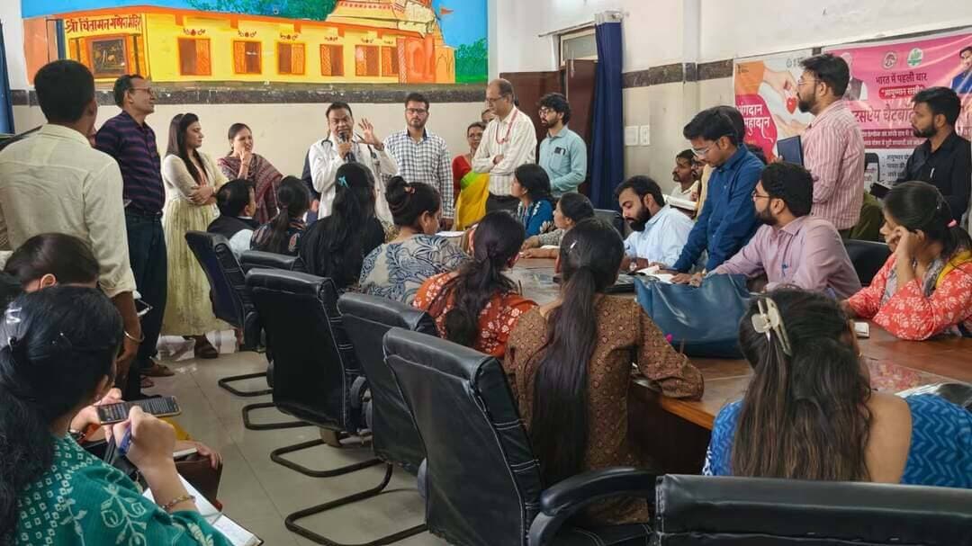 मुख्यमंत्री यंग प्रोफेशनल्स दल ने किया सीहोर जिले का भ्रमण, विभिन्न विभागों की गतिविधियों का लिया जायजा
मुख्यमंत्री यंग प्रोफेशनल्स फॉर प्रोग्राम के अंतर्गत अटल बिहारी वाजपेयी सुशासन एवं नीति विश्लेषण संस्थान के मुख्यमंत्री यंग प्रोफेशनल्स के भ्रमण दल ने सीहोर जिले का भ्रमण किया। इस दौरान दल के सदस्यों ने विभिन्न शासकीय विभागों एवं संस्थानों की कार्यप्रणाली का अवलोकन कर संचालित योजनाओं, सेवाओं और गतिविधियों की विस्तार से जानकारी प्राप्त की।
भ्रमण के दौरान दल ने जिला पंचायत कार्यालय एवं कलेक्टर कार्यालय पहुंचकर प्रशासनिक कार्यप्रणाली, विभागीय समन्वय और शासकीय योजनाओं के क्रियान्वयन की प्रक्रिया को समझा। अधिकारियों से चर्चा कर विभिन्न योजनाओं की प्रगति, हितग्राहियों तक सेवाओं की पहुंच तथा प्रशासनिक व्यवस्था से संबंधित जानकारी प्राप्त की। इस दौरान यह भी जाना कि जिला स्तर पर योजनाओं के प्रभावी क्रियान्वयन के लिए विभिन्न विभाग किस प्रकार समन्वय के साथ कार्य करते हैं।
भ्रमण दल ने जिला अस्पताल का निरीक्षण कर स्वास्थ्य सेवाओं, मरीजों को उपलब्ध सुविधाओं तथा अस्पताल की व्यवस्थाओं के संबंध में जानकारी ली। इसके साथ ही सांदीपनि विद्यालय पहुंचकर शैक्षणिक गतिविधियों, विद्यार्थियों को उपलब्ध सुविधाओं और शिक्षा की गुणवत्ता से जुड़े पहलुओं का अवलोकन किया। राष्ट्रीय ग्रामीण आजीविका मिशन (एनआरएलएम) के अंतर्गत संचालित गतिविधियों की जानकारी लेते हुए ग्रामीण आजीविका संवर्धन और स्व-सहायता समूहों की भूमिका को भी समझा।
इसी क्रम में दल ने शासकीय पॉलिटेक्निक महाविद्यालय का भ्रमण कर तकनीकी शिक्षा एवं प्रशिक्षण संबंधी गतिविधियों का जायजा लिया। तहसील और जनपद कार्यालयों में पहुंचकर राजस्व प्रशासन, स्थानीय स्तर पर शासकीय सेवाओं के संचालन तथा ग्रामीण विकास से जुड़े कार्यों की जानकारी प्राप्त की।
इस भ्रमण का उद्देश्य विभिन्न शासकीय संस्थानों की कार्यप्रणाली को नजदीक से समझना, योजनाओं के क्रियान्वयन के व्यावहारिक अनुभव प्राप्त करना तथा प्रशासनिक व्यवस्था के विभिन्न पहलुओं का अध्ययन करना रहा। भ्रमण के माध्यम से मुख्यमंत्री यंग प्रोफेशनल्स को जिला स्तर पर शासन की योजनाओं, जनसेवाओं और विकास गतिविधियों के संचालन की प्रक्रिया को समझने का अवसर मिला।
इस दौरान जिला पंचायत के अतिरिक्त कार्यपालन अधिकारी श्री संजय अग्रवाल, श्रीमती रिचा मिश्रा केन्द्र प्रमुख, गौरव अग्रवाल सलाहकार, श्री सुरेन्द्र कुमार चढ़ोकर सलाहकार, श्री सुनील कुमार सूर्यवंशी, श्री हरिओम मेवाड़ा सहित संबंधित अधिकारी उपस्थित थे।
#JansamparkMP #CMMadhyaPradesh #MadhyaPradesh #sehore