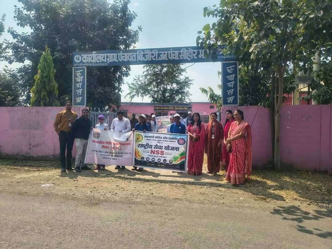 सेवा संकल्प अभियान के तहत ग्राम बिजौरी में एनएसएस का ग्रामीण सेवा शिविर आयोजित
सेवा संकल्प अभियान के अंतर्गत प्रधानमंत्री कॉलेज ऑफ एक्सीलेंस चंद्रशेखर आजाद पीजी महाविद्यालय सीहोर की राष्ट्रीय सेवा योजना एनएसएस की बालक एवं बालिका इकाइयों तथा शासकीय विधि महाविद्यालय द्वारा 15 अक्टूबर को ग्राम बिजौरी में एक दिवसीय ग्रामीण सेवा शिविर आयोजित किया गया। शिविर के दौरान स्वयंसेवकों ने पौधरोपण, स्वच्छता सर्वेक्षण, नशामुक्ति जागरूकता रैली, नुक्कड़ नाटक और ग्राम भ्रमण जैसी गतिविधियों में सहभागिता की। उन्होंने ग्रामीणों को स्वच्छता अपनाने, नशे से दूर रहने, पर्यावरण संरक्षण तथा स्वस्थ जीवनशैली के महत्व की जानकारी दी।
महाविद्यालय के प्रभारी प्राचार्य डॉ. नितिन बातव ने समाजसेवा, अनुशासन और राष्ट्र निर्माण के कार्यों में सक्रिय भूमिका निभाने के लिए प्रेरित किया। शिविर का उद्येश्य विद्यार्थियों में सामाजिक उत्तरदायित्व, पर्यावरण संरक्षण, स्वच्छता और जनसेवा की भावना विकसित करना साथ ही ग्रामीणों को जनकल्याणकारी गतिविधियों के प्रति जागरूक करना रहा। शिविर में सेवा संकल्प अभियान के नोडल अधिकारी डॉ. श्याम कुमार, एनएसएस कार्यक्रम अधिकारी सुश्री सुप्रिया गुप्ता, श्रीमती पूर्णिमा सिंह परिहार, डॉ. जितेन्द्र आर्य, डॉ. दुष्यंत कौल, श्री प्रतीक गुप्ता एवं डॉ. दिव्या शर्मा उपस्थित रहे। ग्राम बिजौरी की सरपंच श्रीमती कविता वर्मा ने भी शिविर में सहभागिता कर ग्रामीण विकास और जनभागीदारी के प्रयासों को प्रोत्साहित किया।
#JansamparkMP #CMMadhyaPradesh #MadhyaPradesh #sehore