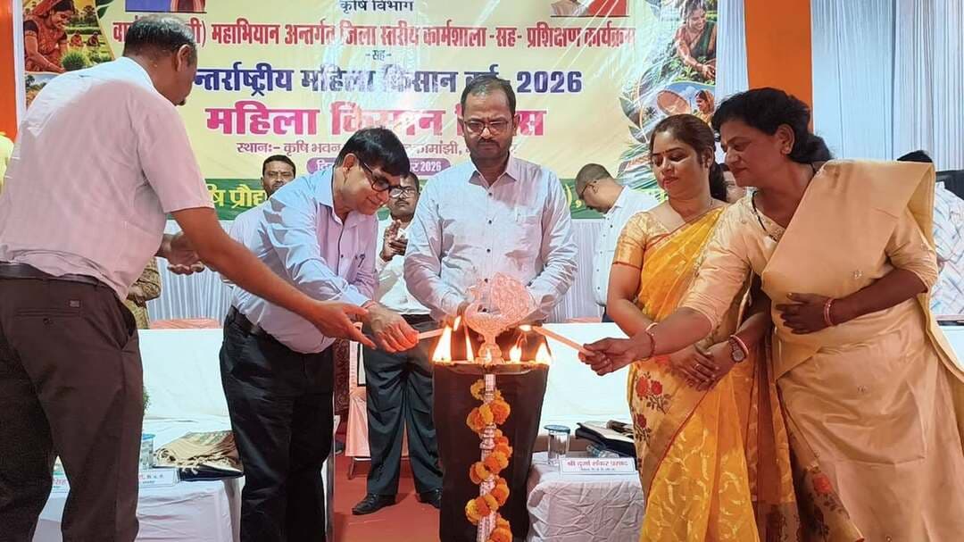 *वासंतिक (रबी) महाभियान-2026 के अंतर्गत जिलास्तरीय कर्मशाला-सह-प्रशिक्षण-सह- अंतर्राष्ट्रीय महिला किसान वर्ष 2026 एवं महिला किसान दिवस-2026 का आयोजन*
भागलपुर, दिनांक 15.10.2026। वासंतिक (रबी) महाभियान-2026 के अंतर्गत जिलास्तरीय कर्मशाला-सह-प्रशिक्षण-सह-अंतर्राष्ट्रीय महिला किसान वर्ष 2026 एवं महिला किसान दिवस-2026 कार्यक्रम का उद्घाटन संयुक्त रूप से श्री श्याम बिहारी सिंह, संयुक्त निदेशक (शस्य), भागलपुर प्रमंडल, भागलपुर; श्री रवि राकेश (भा०प्र०से०), उप विकास आयुक्त, भागलपुर; श्री दुर्गा शंकर प्रसाद, निदेशक (लेखा), डी०आर०डी०ए०, भागलपुर; श्री अमर कुमार मिश्र, निदेशक (एन०ई०पी०), भागलपुर; सुश्री सोनाली शरण, एस०डी०सी०, भागलपुर तथा श्री प्रेम शंकर प्रसाद, जिला कृषि पदाधिकारी, भागलपुर के द्वारा दीप प्रज्ज्वलित कर किया गया।
इस अवसर पर श्री प्रभात कुमार सिंह, उप परियोजना निदेशक, आत्मा, भागलपुर; श्री रामजीवन सिंह, अनुमंडल कृषि पदाधिकारी, भागलपुर; श्री वरुण कुमार, अनुमंडल कृषि पदाधिकारी, नवगछिया; डॉ० हेमलता कुमारी, अनुमंडल कृषि पदाधिकारी, कहलगाँव; डॉ० अनिता कुमारी, वरीय वैज्ञानिक, कृषि विज्ञान केंद्र, सबौर; डॉ० स्नेहा शीखा, डॉ० गायत्री कुमारी, कनीय वैज्ञानिक, बिहार कृषि विश्वविद्यालय, सबौर; श्रीमती अर्चना प्रिया, जिला विकास प्रबंधक, नाबार्ड, भागलपुर; डॉ० अंजली कुमारी सिन्हा, जिला पशुपालन पदाधिकारी, भागलपुर; श्री प्रसुन कुमार प्रभात, जिला मत्स्य पदाधिकारी, भागलपुर सहित जिलास्तरीय कृषि एवं संबद्ध विभागों के पदाधिकारी तथा अनुमंडल, प्रखंड एवं पंचायत स्तर के पदाधिकारी/कर्मी उपस्थित हुए।
कार्यक्रम के आरंभ में श्री प्रभात कुमार सिंह के द्वारा कार्यक्रम में उपस्थित सभी पदाधिकारियों/कर्मियों एवं किसानों का स्वागत किया गया। महिला किसान दिवस-2026 के अवसर पर कृषि क्षेत्र में महत्वपूर्ण योगदान देने वाली उद्यमी महिला किसानों के द्वारा मशरूम उत्पाद, वर्मी कम्पोस्ट, कतरनी चूड़ा एवं चावल के स्टॉल लगाए गए। श्रीमती संगीता देवी, जगदीशपुर; श्रीमती स्वर्ण संध्या भारती, सबौर; श्रीमती रेखा रानी, पीरपैंती एवं श्रीमती शीला कुमारी, कहलगाँव को उप विकास आयुक्त, भागलपुर के द्वारा प्रगतिशील महिला किसान सम्मान (प्रशस्ति पत्र) प्रदान किया गया।
उन्होंने बताया कि भागलपुर जिले में दिनांक 23.10.2026 से 31.10.2026 तक सभी प्रखंडों में वासंतिक (रबी) महाभियान के अंतर्गत प्रखंड स्तरीय प्रशिक्षण-सह-उपादान वितरण कार्यक्रम का आयोजन प्रखंड कृषि कार्यालय में किया जाएगा। साथ ही जिले के सभी प्रखंडों की सभी पंचायतों में दिनांक 22.10.2026 से वासंतिक (रबी) कृषि जन कल्याण चौपाल-सह-खेत बचाओ अभियान का आयोजन किया जाएगा।
श्री रवि राकेश (भा०प्र०से०), उप विकास आयुक्त, भागलपुर ने किसानों एवं प्रसार कर्मियों को संबोधित करते हुए बताया कि जिलास्तरीय रबी कर्मशाला के अवसर पर उपस्थित महिला किसानों का आयुक्त महोदय द्वारा स्वागत किया गया। इस अवसर पर उन्होंने भारत को कृषि प्रधान देश बताते हुए कहा कि भारत की सभ्यता के विकास में कृषि की महत्वपूर्ण भूमिका रही है। जब तक कृषि क्षेत्र में क्रांतिकारी बदलाव नहीं आएगा, तब तक उद्योगों के विकास की मजबूत नींव नहीं रखी जा सकती है। उन्होंने बदलते कृषि परिवेश में किसानों को पारंपरिक खेती के साथ-साथ केला, मक्का, मखाना एवं स्वीट कॉर्न जैसी फसलों का उल्लेख करते हुए कहा कि किसानों को बाजार की मांग को ध्यान में रखकर खेती करनी चाहिए। उन्होंने यह भी कहा कि खेती में जैविक एवं प्राकृतिक खादों के उचित उपयोग पर विशेष ध्यान देना आवश्यक है।
श्री श्याम बिहारी सिंह, संयुक्त निदेशक (शस्य), भागलपुर प्रमंडल, भागलपुर ने निर्देश दिया कि प्रत्यक्षण के लिए आवश्यक इनपुट की सूची तैयार की जाए तथा एक प्रखंड/सहायक तकनीकी प्रबंधक को उसका नोडल बनाया जाए, जो प्रत्यक्षण से संबंधित सभी इनपुट की उपलब्धता एवं वितरण तथा कार्यों की जिम्मेदारी निभाएँ। प्रत्यक्षण में फसल के अनुसार आवश्यक बीज, जैविक खाद एवं जैव उर्वरक शामिल किए जा सकते हैं। उन्होंने सभी किसान सलाहकार एवं कृषि समन्वयकों से कहा कि अधिक से अधिक किसानों के मोबाइल में बिहार कृषि ऐप डाउनलोड कराएँ, ताकि किसान कृषि विभाग की सभी योजनाओं का लाभ प्राप्त कर सकें।
श्री प्रेम शंकर प्रसाद, जिला कृषि पदाधिकारी, भागलपुर ने बताया कि भारत किसानों का देश है। यहाँ के खेत-खलिहान हमारी पहचान, हमारी विरासत एवं हमारी धरोहर हैं। इस विरासत को हमें बचाना होगा। हमारे किसान हमारे प्रेरणास्रोत हैं। उनकी खुशहाली और हरियाली लाना हमलोगों का परम दायित्व है। इस दायित्व के निर्वहन के लिए हमलोगों को इस गति से कार्य करना चाहिए कि 38 जिलों में भागलपुर का स्थान सबसे अलग हो। साथ ही उन्होंने किसानों को प्राकृतिक खेती अपनाने की सलाह दी। किसान अपनी कुल रकबा के एक चौथाई भाग पर जैविक खेती करें। अंतर्राष्ट्रीय महिला किसान वर्ष का आयोजन किया गया है और इसमें हमारी सभी सम्मानित माताएँ एवं बहनें भी उपस्थित हैं। किसानों द्वारा अंधाधुंध रासायनिक खाद एवं कीटनाशकों के प्रयोग से हमारी मिट्टी, पानी एवं हवा दूषित हो रहे हैं। उन्होंने सभी किसानों को सलाह दी कि अपने प्राकृतिक संसाधनों का इस्तेमाल करते हुए जैविक खेती अपनाएँ तथा अपना और मृदा का स्वास्थ्य भी बचाएँ।
कृषि वैज्ञानिक श्रीमती अनिता कुमारी, वरीय वैज्ञानिक एवं प्रधान, कृषि विज्ञान केंद्र, सबौर; डॉ० स्नेहा शीखा तथा डॉ० गायत्री कुमारी, कनीय वैज्ञानिक, बिहार कृषि विश्वविद्यालय, सबौर के द्वारा किसानों एवं पदाधिकारियों को तकनीकी जानकारी दी गई।
अंत में श्री प्रभात कुमार सिंह, उप परियोजना निदेशक, आत्मा के द्वारा धन्यवाद ज्ञापन के साथ कार्यक्रम का समापन किया गया।
जिला जनसंपर्क कार्यालय,
भागलपुर।
#CMSamrat
#samratchoudhary