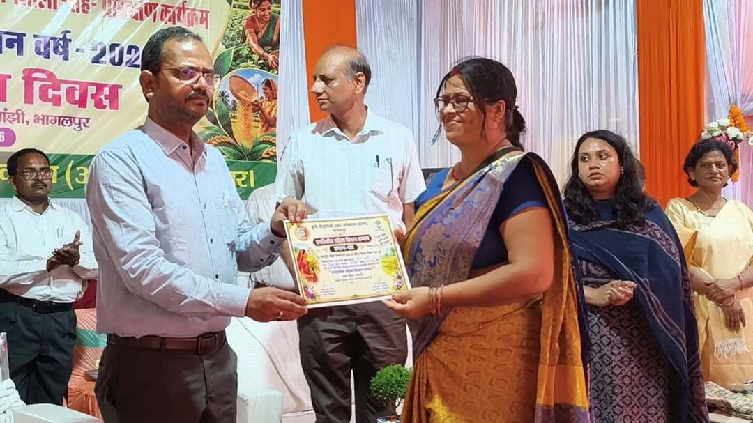 वासंतिक (रबी) महाभियान-2026 के अंतर्गत जिलास्तरीय कर्मशाला-सह-प्रशिक्षण-सह- अंतर्राष्ट्रीय महिला किसान वर्ष 2026 एवं महिला किसान दिवस-2026 का आयोजन
भागलपुर, दिनांक 15.10.2026। वासंतिक (रबी) महाभियान-2026 के अंतर्गत जिलास्तरीय कर्मशाला-सह-प्रशिक्षण-सह-अंतर्राष्ट्रीय महिला किसान वर्ष 2026 एवं महिला किसान दिवस-2026 कार्यक्रम का उद्घाटन संयुक्त रूप से श्री श्याम बिहारी सिंह, संयुक्त निदेशक (शस्य), भागलपुर प्रमंडल, भागलपुर; श्री रवि राकेश (भा०प्र०से०), उप विकास आयुक्त, भागलपुर; श्री दुर्गा शंकर प्रसाद, निदेशक (लेखा), डी०आर०डी०ए०, भागलपुर; श्री अमर कुमार मिश्र, निदेशक (एन०ई०पी०), भागलपुर; सुश्री सोनाली शरण, एस०डी०सी०, भागलपुर तथा श्री प्रेम शंकर प्रसाद, जिला कृषि पदाधिकारी, भागलपुर के द्वारा दीप प्रज्ज्वलित कर किया गया।
इस अवसर पर श्री प्रभात कुमार सिंह, उप परियोजना निदेशक, आत्मा, भागलपुर; श्री रामजीवन सिंह, अनुमंडल कृषि पदाधिकारी, भागलपुर; श्री वरुण कुमार, अनुमंडल कृषि पदाधिकारी, नवगछिया; डॉ० हेमलता कुमारी, अनुमंडल कृषि पदाधिकारी, कहलगाँव; डॉ० अनिता कुमारी, वरीय वैज्ञानिक, कृषि विज्ञान केंद्र, सबौर; डॉ० स्नेहा शीखा, डॉ० गायत्री कुमारी, कनीय वैज्ञानिक, बिहार कृषि विश्वविद्यालय, सबौर; श्रीमती अर्चना प्रिया, जिला विकास प्रबंधक, नाबार्ड, भागलपुर; डॉ० अंजली कुमारी सिन्हा, जिला पशुपालन पदाधिकारी, भागलपुर; श्री प्रसुन कुमार प्रभात, जिला मत्स्य पदाधिकारी, भागलपुर सहित जिलास्तरीय कृषि एवं संबद्ध विभागों के पदाधिकारी तथा अनुमंडल, प्रखंड एवं पंचायत स्तर के पदाधिकारी/कर्मी उपस्थित हुए।
कार्यक्रम के आरंभ में श्री प्रभात कुमार सिंह के द्वारा कार्यक्रम में उपस्थित सभी पदाधिकारियों/कर्मियों एवं किसानों का स्वागत किया गया। महिला किसान दिवस-2026 के अवसर पर कृषि क्षेत्र में महत्वपूर्ण योगदान देने वाली उद्यमी महिला किसानों के द्वारा मशरूम उत्पाद, वर्मी कम्पोस्ट, कतरनी चूड़ा एवं चावल के स्टॉल लगाए गए। श्रीमती संगीता देवी, जगदीशपुर; श्रीमती स्वर्ण संध्या भारती, सबौर; श्रीमती रेखा रानी, पीरपैंती एवं श्रीमती शीला कुमारी, कहलगाँव को उप विकास आयुक्त, भागलपुर के द्वारा प्रगतिशील महिला किसान सम्मान (प्रशस्ति पत्र) प्रदान किया गया।
उन्होंने बताया कि भागलपुर जिले में दिनांक 23.10.2026 से 31.10.2026 तक सभी प्रखंडों में वासंतिक (रबी) महाभियान के अंतर्गत प्रखंड स्तरीय प्रशिक्षण-सह-उपादान वितरण कार्यक्रम का आयोजन प्रखंड कृषि कार्यालय में किया जाएगा। साथ ही जिले के सभी प्रखंडों की सभी पंचायतों में दिनांक 22.10.2026 से वासंतिक (रबी) कृषि जन कल्याण चौपाल-सह-खेत बचाओ अभियान का आयोजन किया जाएगा।
श्री रवि राकेश (भा०प्र०से०), उप विकास आयुक्त, भागलपुर ने किसानों एवं प्रसार कर्मियों को संबोधित करते हुए बताया कि जिलास्तरीय रबी कर्मशाला के अवसर पर उपस्थित महिला किसानों का आयुक्त महोदय द्वारा स्वागत किया गया। इस अवसर पर उन्होंने भारत को कृषि प्रधान देश बताते हुए कहा कि भारत की सभ्यता के विकास में कृषि की महत्वपूर्ण भूमिका रही है। जब तक कृषि क्षेत्र में क्रांतिकारी बदलाव नहीं आएगा, तब तक उद्योगों के विकास की मजबूत नींव नहीं रखी जा सकती है। उन्होंने बदलते कृषि परिवेश में किसानों को पारंपरिक खेती के साथ-साथ केला, मक्का, मखाना एवं स्वीट कॉर्न जैसी फसलों का उल्लेख करते हुए कहा कि किसानों को बाजार की मांग को ध्यान में रखकर खेती करनी चाहिए। उन्होंने यह भी कहा कि खेती में जैविक एवं प्राकृतिक खादों के उचित उपयोग पर विशेष ध्यान देना आवश्यक है।
श्री श्याम बिहारी सिंह, संयुक्त निदेशक (शस्य), भागलपुर प्रमंडल, भागलपुर ने निर्देश दिया कि प्रत्यक्षण के लिए आवश्यक इनपुट की सूची तैयार की जाए तथा एक प्रखंड/सहायक तकनीकी प्रबंधक को उसका नोडल बनाया जाए, जो प्रत्यक्षण से संबंधित सभी इनपुट की उपलब्धता एवं वितरण तथा कार्यों की जिम्मेदारी निभाएँ। प्रत्यक्षण में फसल के अनुसार आवश्यक बीज, जैविक खाद एवं जैव उर्वरक शामिल किए जा सकते हैं। उन्होंने सभी किसान सलाहकार एवं कृषि समन्वयकों से कहा कि अधिक से अधिक किसानों के मोबाइल में बिहार कृषि ऐप डाउनलोड कराएँ, ताकि किसान कृषि विभाग की सभी योजनाओं का लाभ प्राप्त कर सकें।
श्री प्रेम शंकर प्रसाद, जिला कृषि पदाधिकारी, भागलपुर ने बताया कि भारत किसानों का देश है। यहाँ के खेत-खलिहान हमारी पहचान, हमारी विरासत एवं हमारी धरोहर हैं। इस विरासत को हमें बचाना होगा। हमारे किसान हमारे प्रेरणास्रोत हैं। उनकी खुशहाली और हरियाली लाना हमलोगों का परम दायित्व है। इस दायित्व के निर्वहन के लिए हमलोगों को इस गति से कार्य करना चाहिए कि 38 जिलों में भागलपुर का स्थान सबसे अलग हो। साथ ही उन्होंने किसानों को प्राकृतिक खेती अपनाने की सलाह दी। किसान अपनी कुल रकबा के एक चौथाई भाग पर जैविक खेती करें। अंतर्राष्ट्रीय महिला किसान वर्ष का आयोजन किया गया है और इसमें हमारी सभी सम्मानित माताएँ एवं बहनें भी उपस्थित हैं। किसानों द्वारा अंधाधुंध रासायनिक खाद एवं कीटनाशकों के प्रयोग से हमारी मिट्टी, पानी एवं हवा दूषित हो रहे हैं। उन्होंने सभी किसानों को सलाह दी कि अपने प्राकृतिक संसाधनों का इस्तेमाल करते हुए जैविक खेती अपनाएँ तथा अपना और मृदा का स्वास्थ्य भी बचाएँ।
कृषि वैज्ञानिक श्रीमती अनिता कुमारी, वरीय वैज्ञानिक एवं प्रधान, कृषि विज्ञान केंद्र, सबौर; डॉ० स्नेहा शीखा तथा डॉ० गायत्री कुमारी, कनीय वैज्ञानिक, बिहार कृषि विश्वविद्यालय, सबौर के द्वारा किसानों एवं पदाधिकारियों को तकनीकी जानकारी दी गई।
अंत में श्री प्रभात कुमार सिंह, उप परियोजना निदेशक, आत्मा के द्वारा धन्यवाद ज्ञापन के साथ कार्यक्रम का समापन किया गया।
#CMSamrat
#samratchoudhary
