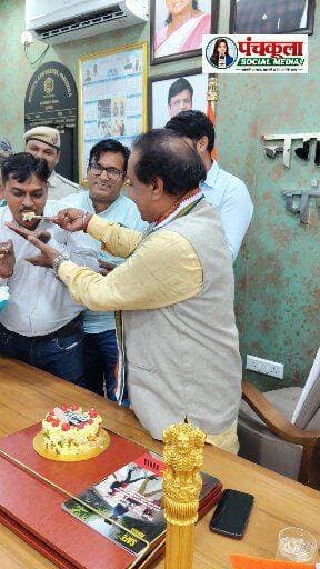 पंचकूला के मेयर शाम लाल बंसल 71 वर्ष के हुए, नगर निगम कार्यालय में काटा जन्मदिन का केक; बधाई देने वालों का लगा तांता
पंचकूला के मेयर शाम लाल बंसल का 71वां जन्मदिन आज पंचकूला नगर निगम कार्यालय में उत्साह के साथ मनाया गया। इस अवसर पर मेयर शाम लाल बंसल ने केक काटकर अपना जन्मदिन मनाया। उन्हें जन्मदिन की शुभकामनाएं देने के लिए समर्थकों का तांता लगा रहा। समर्थकों ने उन्हें बधाई देते हुए स्वस्थ और दीर्घायु जीवन की कामना की।
जन्मदिन के अवसर पर मेयर शाम लाल बंसल ने सभी समर्थकों और शुभचिंतकों का आभार व्यक्त किया। उन्होंने जन्मदिन पर मिले स्नेह और शुभकामनाओं के लिए सभी का धन्यवाद किया। नगर निगम कार्यालय में समर्थकों की मौजूदगी से जन्मदिन के मौके पर उत्साह का माहौल देखने को मिला।
पंचकूला की हर बड़ी खबर के लिए Follow करें।
#panchkulanews #panchkula #panchkulasocialmedia