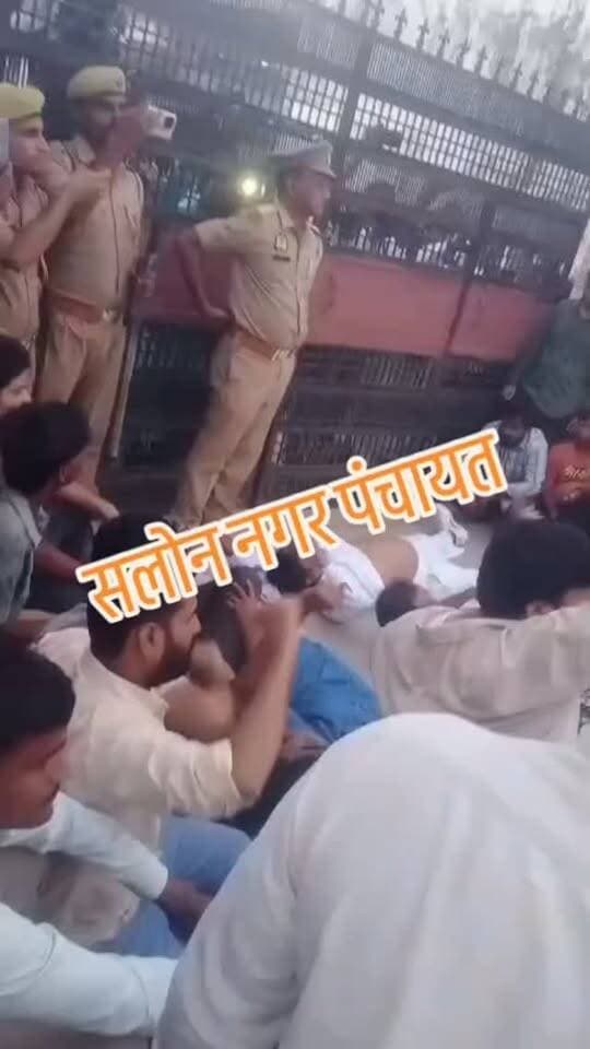 *सलोन नगर पंचायत के उपचुनाव के बाद सम्पन्न हुई मतगणना के ठीक मौके पर हाईकोर्ट ने मतदान के सम्पूर्ण प्रक्रिया पर लगाई रोंक*
*उपचुनाव में विजयी प्रत्याशी सरफराज को जीत का प्रमाण पत्र मिलने से पहले आये स्टे आर्डर से नाराज़ समर्थकों ने मतगणना स्थल के बाहर जमकर काट रहे हंगामा*
*फर्जी जाति प्रमाण पत्र को जिला प्रशासन द्वारा निरस्त किए जाने के बाद अधिसूचना जारी कर नगर पंचायत अध्यक्ष पद का उपचुनाव सम्पन्न कराने में जुटा था जिला प्रशासन*
*इसी बीच नगरपंचायत अध्यक्ष रहे शेखर रस्तोगी कि याचिका पर हाईकोर्ट ने तत्काल सम्पूर्ण प्रक्रिया पर तत्काल लगाई रोक*