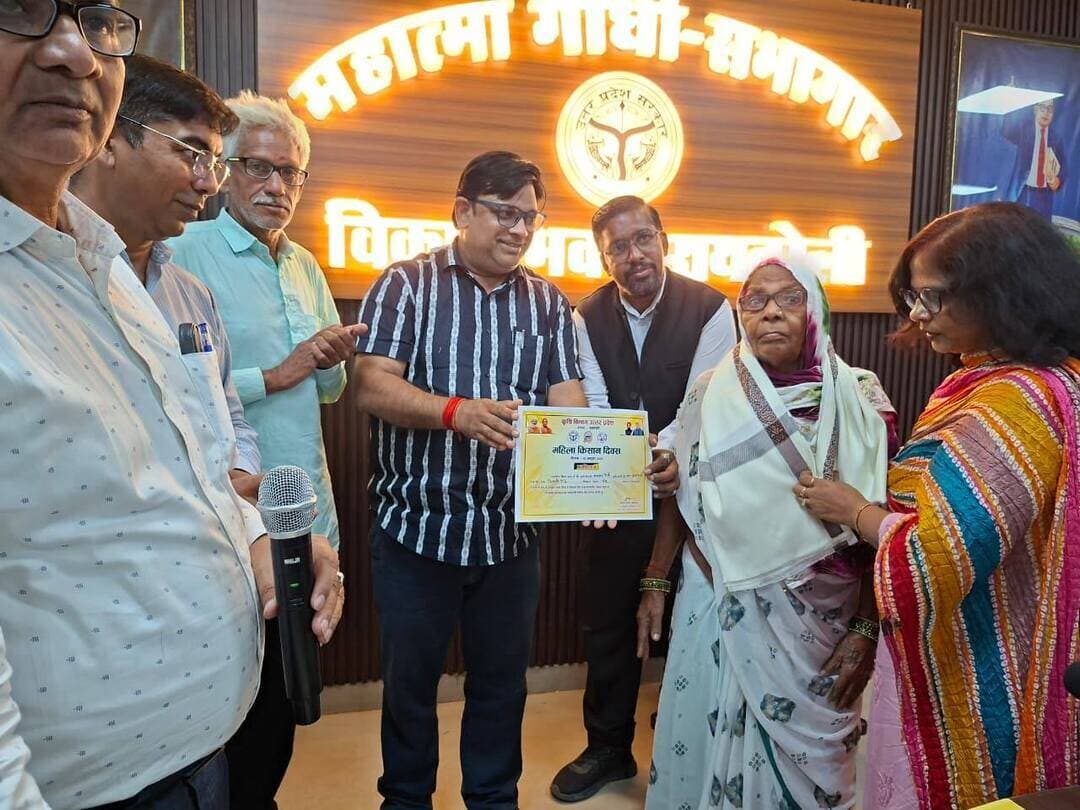 _*महिला किसान दिवस पर जागरूकता एवं प्रशिक्षण कार्यक्रम आयोजित*_
_*उत्कृष्ट कार्य करने वाली महिला किसान सम्मानित*_
*रायबरेली, 15 अक्टूबर 2026*
उप कृषि निदेशक हिमांशु पाण्डेय ने बताया है कि विकास भवन के महात्मा गांधी सभागार में महिला किसान दिवस के अवसर पर कृषि विभाग द्वारा रायबरेली में जागरूकता एवं प्रशिक्षण कार्यक्रम का आयोजन किया गया। कार्यक्रम का उद्देश्य महिला किसानों को कृषि क्षेत्र में उनकी महत्वपूर्ण भूमिका, योगदान एवं अधिकारों के प्रति जागरूक करने के साथ उन्हें आधुनिक कृषि तकनीकों और विभागीय योजनाओं की जानकारी प्रदान कर आत्मनिर्भर एवं सशक्त बनाना रहा।
कार्यक्रम में महिला किसानों को कृषि की नवीनतम तकनीकों, उन्नतशील बीजों, प्राकृतिक एवं जैविक खेती, मृदा स्वास्थ्य, फसल विविधीकरण तथा कृषि विभाग द्वारा संचालित विभिन्न योजनाओं की जानकारी दी गई।
उप कृषि निदेशक हिमांशु पाण्डेय, भूमि संरक्षण अधिकारी (ऊसर) जगदीश प्रसाद, सहायक निदेशक मृदा परीक्षण संगीता कटियार एवं कृषि विशेषज्ञों ने महिला किसानों को आधुनिक कृषि तकनीकों को अपनाने, कम लागत में अधिक उत्पादन प्राप्त करने तथा कृषि आधारित आजीविका के माध्यम से अपनी आय बढ़ाने के लिए प्रेरित किया।
इस अवसर पर मत्स्य विभाग के अधिकारी इरफानउल्लाह खान ने महिला किसानों को मछली पालन, झींगा पालन एवं मोती की खेती सहित मत्स्य पालन से जुड़ी विभिन्न गतिविधियों की जानकारी दी। साथ ही कृषि यंत्रों के उपयोग, बीज उपचार, संतुलित उर्वरक प्रयोग तथा फसलों में कीट एवं रोग प्रबंधन के बारे में भी विस्तार से बताया गया।
कार्यक्रम के दौरान कृषि क्षेत्र में उत्कृष्ट कार्य करने वाली महिला किसानों मीनू वर्मा, सुमन देवी, तेजवती सोनी, शिल्पा देवी, मंजू देवी, कमला देवी, चन्द्रवती देवी, रानकली एवं पूनम को शॉल एवं प्रशस्ति पत्र प्रदान कर सम्मानित किया गया।
वक्ताओं ने कहा कि कृषि के विकास और किसानों की आर्थिक स्थिति सुदृढ़ करने में महिला किसानों की भूमिका अत्यंत महत्वपूर्ण है। महिला किसानों को प्रशिक्षण, तकनीकी जानकारी एवं विभागीय योजनाओं से जोड़कर कृषि क्षेत्र को और अधिक सशक्त बनाया जा सकता है। कार्यक्रम के माध्यम से महिला किसानों को कृषि क्षेत्र में सक्रिय भागीदारी बढ़ाने, नवीन तकनीकों को अपनाने तथा सरकारी योजनाओं का लाभ लेकर अपनी आय में वृद्धि करने के लिए प्रोत्साहित किया गया।