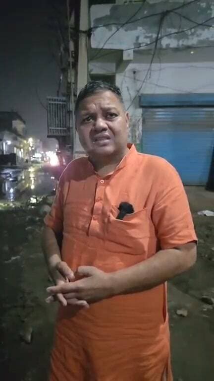 संजय कॉलोनी में करंट से व्यक्ति की मौत पर भड़के पूर्व विधायक नीरज शर्मा
बल्लभगढ़ विधानसभा क्षेत्र की संजय कॉलोनी स्थित 22 फीट रोड पर बिजली का करंट लगने से एक व्यक्ति की मौत के मामले में एनआईटी फरीदाबाद के पूर्व विधायक नीरज शर्मा ने गहरा दुख व्यक्त किया है। उन्होंने इस घटना के लिए नगर निगम फरीदाबाद, बिजली विभाग और स्थानीय जनप्रतिनिधियों की कथित लापरवाही को जिम्मेदार ठहराते हुए संबंधित अधिकारियों के खिलाफ गैर-इरादतन हत्या का मुकदमा दर्ज करने की मांग की है। मृतक तीन बेटियों का पिता था।
पूर्व विधायक नीरज शर्मा ने घटनास्थल का दौरा करने के बाद कहा कि यह कोई साधारण हादसा नहीं, बल्कि प्रशासनिक लापरवाही का गंभीर परिणाम है। उनके अनुसार, संजय कॉलोनी के 22 फीट रोड पर पिछले कई महीनों से जलभराव की समस्या बनी हुई है और सड़क की हालत भी खराब है। उन्होंने आरोप लगाया कि बिजली के खंभों और ट्रांसफॉर्मरों की स्थिति भी चिंताजनक है, जिससे लोगों की जान को खतरा बना हुआ था।
नीरज शर्मा ने कहा कि स्थानीय लोगों की ओर से बार-बार शिकायतें किए जाने के बावजूद नगर निगम ने जल निकासी की उचित व्यवस्था नहीं की और न ही बिजली विभाग ने अपनी व्यवस्था में सुधार किया। उन्होंने यह भी आरोप लगाया कि सड़क को कई महीनों से खोदकर छोड़ दिया गया है, जिससे लोगों को परेशानी का सामना करना पड़ रहा है।
पूर्व विधायक ने कहा कि व्यक्ति की मौत के बाद प्रशासन ने आनन-फानन में पानी निकालने की कार्रवाई शुरू की। यदि समय रहते जलभराव की समस्या का समाधान कर दिया जाता और बिजली व्यवस्था को दुरुस्त कर दिया जाता, तो इस दर्दनाक घटना को टाला जा सकता था। उन्होंने कहा कि मृतक अपने पीछे तीन बेटियों को छोड़ गया है, जिनके परिवार पर इस घटना से दुखों का पहाड़ टूट पड़ा है।
दोषी अधिकारियों पर कार्रवाई और परिवार को मुआवजा देने की मांग
नीरज शर्मा ने मांग की कि नगर निगम और बिजली विभाग के जिम्मेदार अधिकारियों के खिलाफ तत्काल गैर-इरादतन हत्या के आरोप में मामला दर्ज किया जाए। इसके साथ ही पीड़ित परिवार को अविलंब आर्थिक सहायता और सरकारी मुआवजा दिया जाए। उन्होंने शहर की टूटी सड़कों, जलभराव की समस्या तथा खुले और झूलते बिजली के तारों एवं असुरक्षित ट्रांसफॉर्मरों को तत्काल दुरुस्त करने की मांग भी उठाई, ताकि भविष्य में ऐसी घटनाओं की पुनरावृत्ति न हो।
इस मामले को लेकर पूर्व विधायक नीरज शर्मा ने हरियाणा के मुख्यमंत्री और संबंधित अधिकारियों को पत्र लिखकर कार्रवाई की मांग की है। उन्होंने कहा कि प्रशासन को जनसुरक्षा को प्राथमिकता देते हुए जिम्मेदार अधिकारियों की जवाबदेही तय करनी चाहिए, ताकि किसी अन्य परिवार को इस तरह का दुख न झेलना पड़े।