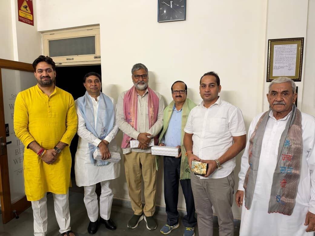 विद्यासागर इंटरनेशनल स्कूल के नवरात्रि संस्कार महोत्सव में पहुंचीं मेयर प्रवीण बत्रा जोशी, बच्चों के लिए की सुख-समृद्धि की कामना
विद्यासागर इंटरनेशनल स्कूल में आयोजित नवरात्रि संस्कार महोत्सव के पांचवें दिन स्कंदमाता की पूजा-अर्चना में फरीदाबाद की मेयर प्रवीण बत्रा जोशी ने शिरकत की। इस दौरान उन्होंने स्कूल परिसर में आयोजित भव्य धार्मिक कार्यक्रम की सराहना की और माता रानी से सभी बच्चों के उज्ज्वल भविष्य, सुख-समृद्धि और खुशहाली की कामना की। मेयर ने भावपूर्ण शब्दों में कहा कि इस पंडाल में बैठे हर बच्चे की मुराद पूरी करें माता रानी और सभी बच्चों पर अपनी कृपा एवं आशीर्वाद बनाए रखें।
मेयर प्रवीण बत्रा जोशी ने कहा कि बच्चों को शिक्षा के साथ भारतीय संस्कृति, धार्मिक परंपराओं और नैतिक मूल्यों से जोड़ना बेहद जरूरी है। विद्यासागर इंटरनेशनल स्कूल की ओर से नवरात्रि संस्कार महोत्सव के माध्यम से बच्चों को संस्कारों से जोड़ने का प्रयास सराहनीय है। ऐसे आयोजन बच्चों के व्यक्तित्व निर्माण और उन्हें अपनी सांस्कृतिक जड़ों से जोड़े रखने में महत्वपूर्ण भूमिका निभाते हैं।
कार्यक्रम में भाजपा फरीदाबाद महानगर के जिला अध्यक्ष सोहनपाल छौक्कर, आईएमटी इंडस्ट्री एसोसिएशन के प्रधान हेमंत शर्मा, जगन डागर, दया चंद यादव, वासुदेव अरोड़ा, इनेलो के प्रधान प्रदीप चौधरी, उद्योगपति योगराज जी और सौराज भाटी सहित शहर के अनेक गणमान्य लोग मौजूद रहे। सभी अतिथियों ने स्कूल में शिक्षा के साथ संस्कारों को प्राथमिकता देने की पहल की सराहना की।
संस्कारों के साथ शिक्षा देना समय की जरूरत : सोहनपाल छौक्कर
भाजपा फरीदाबाद महानगर के जिला अध्यक्ष सोहनपाल छौक्कर ने कहा कि स्कूल में प्रतिदिन पूजा-अर्चना का आयोजन एक अनूठी पहल है। आज के समय में बच्चे अपने दिन का बड़ा हिस्सा स्कूल में बिताते हैं। ऐसे में उन्हें भारतीय संस्कृति, पूजा-पद्धति और नैतिक मूल्यों से परिचित कराना आवश्यक है। विद्यासागर इंटरनेशनल स्कूल इस दिशा में सराहनीय कार्य कर रहा है। इससे बच्चों में अपनी संस्कृति के प्रति सम्मान बढ़ता है और वे अपनी परंपराओं से जुड़े रहते हैं।
‘संस्कार ही शिक्षा है’ की भावना को साकार कर रहा स्कूल : हेमंत शर्मा
आईएमटी इंडस्ट्री एसोसिएशन के प्रधान हेमंत शर्मा ने कहा कि स्कूल की टैगलाइन ‘संस्कार ही शिक्षा है’ इस आयोजन के माध्यम से सार्थक होती दिखाई देती है। स्कूल प्रबंधन का उद्देश्य केवल बच्चों को किताबी ज्ञान देना नहीं, बल्कि उन्हें संस्कारी, जिम्मेदार और अच्छे नागरिक के रूप में तैयार करना भी है। शिक्षा के साथ संस्कारों का समावेश बच्चों के भविष्य और समाज के निर्माण के लिए बेहद महत्वपूर्ण है।
कार्यक्रम की सफलता के लिए स्कूल के चेयरमैन धर्मपाल यादव, डायरेक्टर सुनीता यादव, प्रिंसिपल श्वेता, सीनियर समन्वयक हीना, नेहा शर्मा तथा रमा काजल सहित समस्त स्कूल प्रबंधन और स्टाफ के प्रयासों की सराहना की गई।
नवरात्रि संस्कार महोत्सव के माध्यम से विद्यासागर इंटरनेशनल स्कूल ने धार्मिक आस्था, भारतीय संस्कृति और संस्कारमय शिक्षा का सुंदर संगम प्रस्तुत किया। कार्यक्रम में उपस्थित अतिथियों ने आयोजन की भव्यता की प्रशंसा करते हुए कहा कि बच्चों को आधुनिक शिक्षा के साथ संस्कारों से जोड़ना उनके उज्ज्वल भविष्य और बेहतर समाज के निर्माण की दिशा में महत्वपूर्ण कदम है।