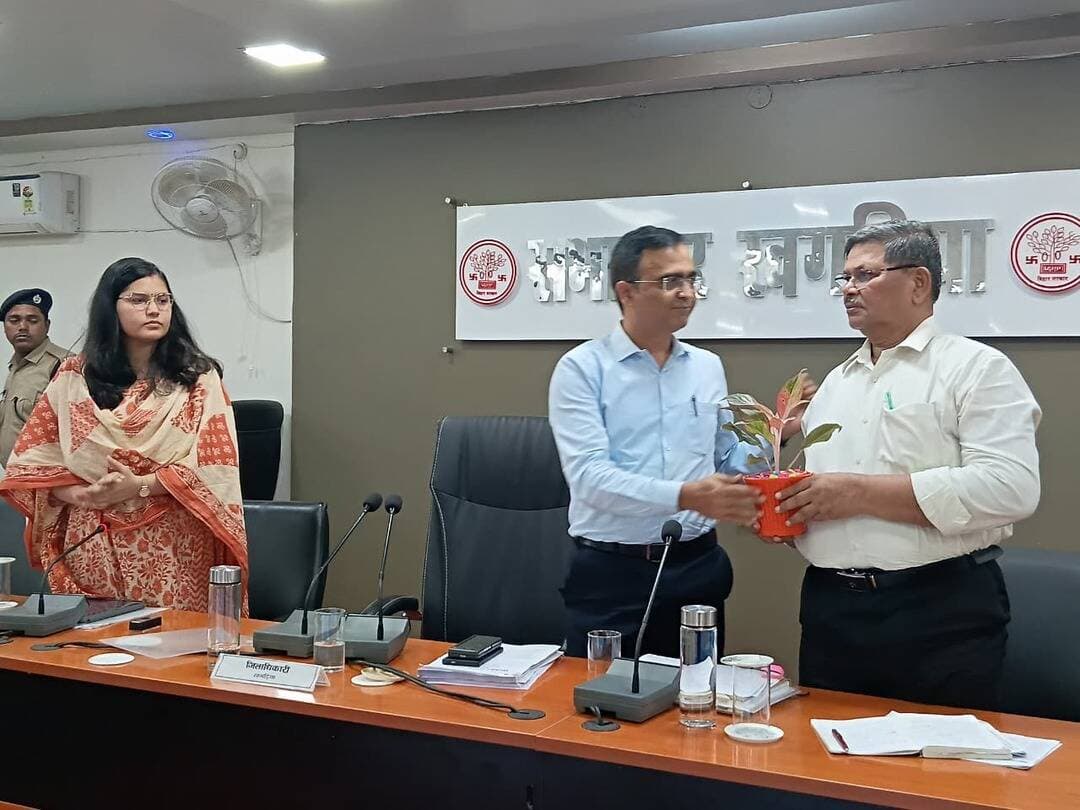 जिलाधिकारी श्री विक्रम विरकर की अध्यक्षता में स्वास्थ्य विभाग की मासिक समीक्षा बैठक आयोजित। चिकित्सकों की नियमित ड्यूटी एवं बेहतर मरीज सेवाओं पर जोर। सेवानिवृत्ति से पूर्व सिविल सर्जन डॉ. रामेंद्र कुमार को पौधा प्रदान कर सम्मानित किया गया।