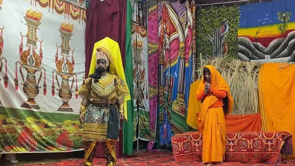 श्री राम कला मंच के कलाकारों द्वारा किया जा रहा सीता हरण के दृश्य का सुंदर मंचन