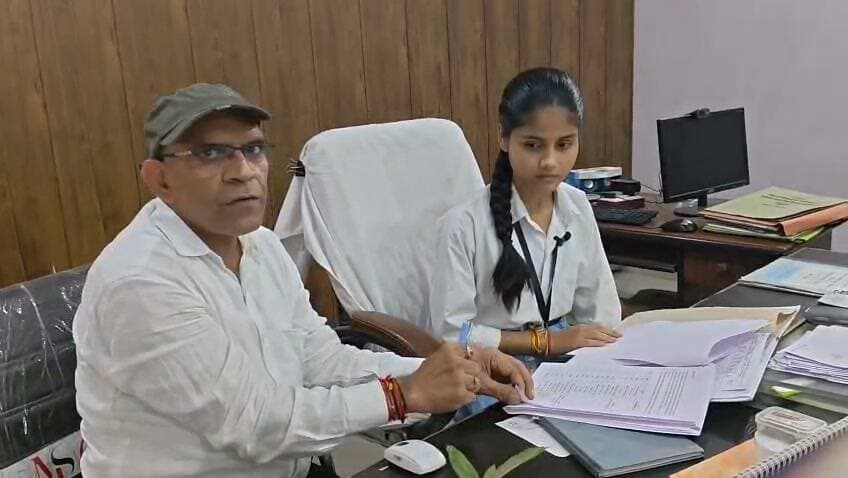 हमीरपुर : राजकीय बालिका इंटर कॉलेज की छात्रा अक्षरा बनी एक दिन की डीआईओएस,
दफ्तर पहुंची अक्षरा ने पहले समझा काम, फिर किए फाइलों में हस्ताक्षर,
अक्षरा बोली बहुत अच्छा लगा और प्रेरणा भी मिली
सीट पर बैठना और उसके महत्व को समझते हुए काम करना बड़ी जिम्मेदारी है,
जीजीआईसी की टॉपर छात्रा को बनाया गया एक दिन का डीआईओएस।
बाइट:– अक्छरा शर्मा GGIC स्कूल