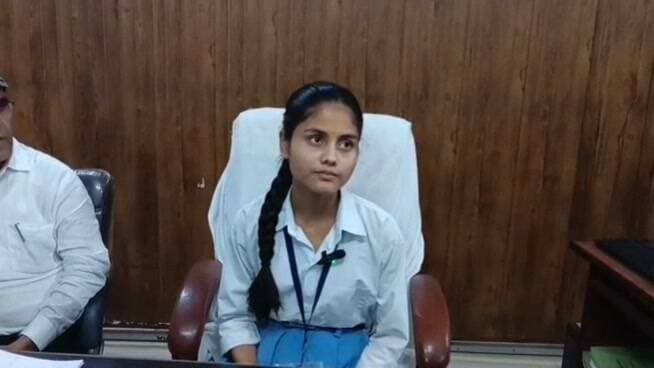 हमीरपुर : राजकीय बालिका इंटर कॉलेज की छात्रा अक्षरा बनी एक दिन की डीआईओएस,
दफ्तर पहुंची अक्षरा ने पहले समझा काम, फिर किए फाइलों में हस्ताक्षर,
अक्षरा बोली बहुत अच्छा लगा और प्रेरणा भी मिली
सीट पर बैठना और उसके महत्व को समझते हुए काम करना बड़ी जिम्मेदारी है,
जीजीआईसी की टॉपर छात्रा को बनाया गया एक दिन का डीआईओएस।