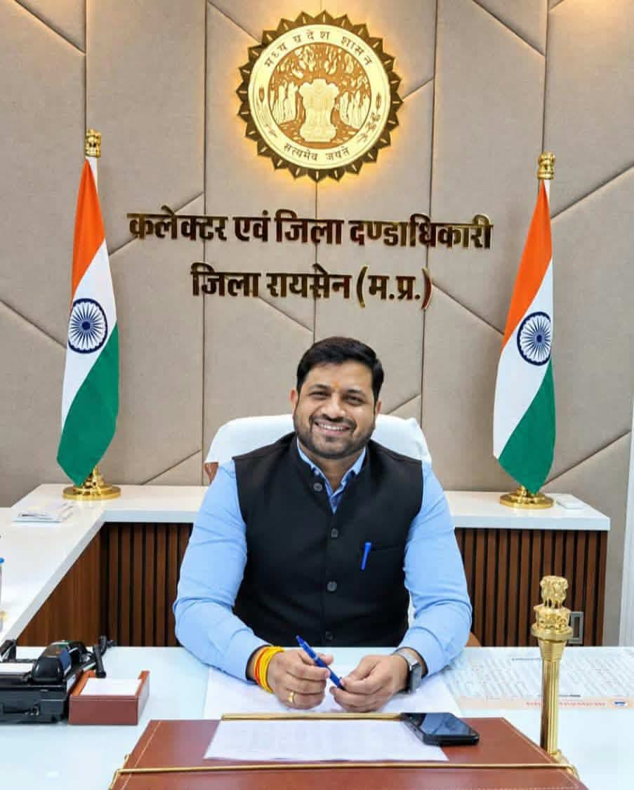 जिले के नवागत कलेक्टर श्री सिसोनिया ने ग्रहण किया पदभार
जिला अधिकारियों की बैठक लेकर जिले में संचालित शास.गतिविधियों और कार्यो के संबंध में की चर्चा
–––
–––
रायसेन जिले के नवागत कलेक्टर श्री रोहित सिसोनिया द्वारा गुरूवार को कलेक्ट्रेट कार्यालय पहुंचकर पदभार ग्रहण किया गया। इसके पूर्व वह किसान कल्याण तथा कृषि विकास विभाग मप्र शासन में उप सचिव के पद पर पदस्थ थे। नवागत कलेक्टर श्री रोहित सिसोनिया 2017 बैच के आईएएस अधिकारी हैं।
नवागत कलेक्टर श्री सिसोनिया ने पदभार ग्रहण करने के उपरांत कलेक्ट्रेट सभाकक्ष में आयोजित बैठक में जिला अधिकारियों से जिले में संचालित विभिन्न शासकीय गतिविधियों और प्रशासनिक कार्यों के संबंध में जानकारी लेते हुए चर्चा की। उन्होंने जिले में शासन की विभिन्न जनकल्याणकारी योजनाओं के क्रियान्वयन, अभियानों तथा कार्यक्रमों के संचालन संबंधी जानकारी ली। नवागत कलेक्टर श्री सिसोनिया ने जिले में प्रशासनिक व्यवस्था को प्रभावी बनाए रखने, शासकीय योजनाओं का लाभ पात्र हितग्राहियों तक सुगमता से पहुंचाने तथा जनहित से जुड़े कार्यों को प्राथमिकता देने पर जोर देते हुए कहा कि अंतिम छोर के व्यक्ति तक योजनाओं का लाभ पहुंचाना हमारा मूल उद्देश्य है। लाभार्थी को योजना का लाभ बिना किसी भेद-भाव के मिलना चाहिए। उन्होंने निर्देशित किया कि सभी जिला अधिकारी अपने-अपने विभाग के पोर्टल पर सही जानकारी समय से दर्ज कराएं। नवागत कलेक्टर ने सभी एसडीएम को विकासखण्ड स्तर पर नियमित समीक्षा करने के निर्देश दिए। साथ ही विकासखण्ड अधिकारियों को आंगनवाड़ी, स्कूल, स्वास्थ्य केन्द्रों आदि का निरीक्षण करने के लिए कहा। उन्होंने अधिकारियों से आपसी समन्वय के साथ कार्य करते हुए शासन की मंशा के अनुरूप जनकल्याणकारी योजनाओं का प्रभावी क्रियान्वयन सुनिश्चित करने की अपेक्षा की। इस अवसर पर जिला पंचायत सीईओ श्री कमल सोलंकी, अपर कलेक्टर श्री मनोज उपाध्याय तथा विभिन्न विभागों के जिला अधिकारी उपस्थित रहे।
#Raisen Jansampark Madhya Pradesh JDjansampark Bhopal