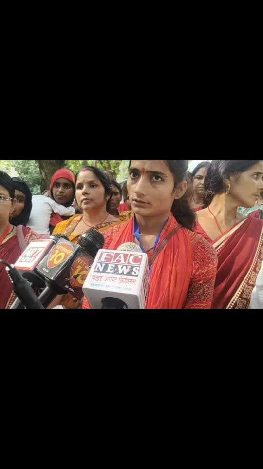 5 साल से समस्याओं से जूझ रहीं बीसी सखियों का फूटा गुस्सा,
प्रशासन को दिया 30 दिन का अल्टीमेटम नही होगा समाधान तो होगा विशाल धरना प्रदर्शन |
#BCSakhi #बीसीसखियां #BahraichNews #बहराइच_न्यूज #ShaliniMishra #महिलाउत्थानसमिति #महिलाओंकीआवाज #बकायामानदेय #डिवाइससमस्या #महिलासशक्तिकरण #जिलाधिकारीबहराइच #UPNews #BreakingNews #HindiNews #LatestNews #ग्रामीणबैंकिंग #मनरेगाभुगतान #जनसमस्याएं #धरनाप्रदर्शन #jantaliveTV