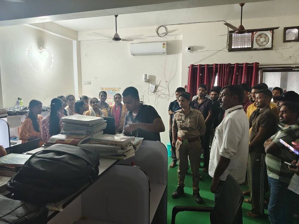 🚨 आजमगढ़ पुलिस का साइबर जागरूकता अभियान, लोगों को ठगी से बचने के बताए तरीके
📍 रानी की सराय, आजमगढ़।
नेशनल साइबर सिक्योरिटी अवेयरनेस मंथ (NCSAM) के तहत 15 अक्टूबर 2026 को माँ सरस्वती लाइब्रेरी, रुदरी मोड़, रानी की सराय में साइबर जागरूकता कार्यक्रम आयोजित किया गया। 📱
आजमगढ़ पुलिस की साइबर क्राइम टीम ने लोगों को डिजिटल अरेस्ट, फर्जी ऐप, ऑनलाइन ठगी, लॉटरी के नाम पर धोखाधड़ी और सेक्सटॉर्शन जैसे साइबर अपराधों से बचाव के प्रति जागरूक किया।
⚠️ साइबर ठगी से बचने के लिए रखें इन बातों का ध्यान:
🔹 अनजान लिंक पर क्लिक न करें।
🔹 अज्ञात स्रोतों से APK फाइल डाउनलोड न करें।
🔹 अनजान नंबरों से आने वाली वीडियो कॉल से सावधान रहें।
🔹 किसी भी व्यक्ति के दबाव में आकर पैसे ट्रांसफर न करें।
📞 साइबर ठगी होने पर तुरंत 1930 पर कॉल करें।
🌐 ऑनलाइन शिकायत दर्ज करें: https://www.cybercrime.gov.in
आजमगढ़ पुलिस ने आमजन से साइबर अपराधों के प्रति सतर्क रहने और दूसरों को भी जागरूक करने की अपील की।
📢 सतर्क रहें, सुरक्षित रहें। साइबर अपराध के खिलाफ जागरूकता ही बचाव है।
<nis:link nis:type=tag nis:id=azamgarhpolice nis:value=AzamgarhPolice nis:enabled=true nis:link/> <nis:link nis:type=tag nis:id=cybercrime nis:value=CyberCrime nis:enabled=true nis:link/> <nis:link nis:type=tag nis:id=cyberawareness nis:value=CyberAwareness nis:enabled=true nis:link/> <nis:link nis:type=tag nis:id=digitalarrest nis:value=DigitalArrest nis:enabled=true nis:link/> <nis:link nis:type=tag nis:id=onlinefraud nis:value=OnlineFraud nis:enabled=true nis:link/> <nis:link nis:type=tag nis:id=sextortion nis:value=Sextortion nis:enabled=true nis:link/> <nis:link nis:type=tag nis:id=cybersecurity nis:value=CyberSecurity nis:enabled=true nis:link/> <nis:link nis:type=tag nis:id=azamgarh nis:value=azamgarh nis:enabled=true nis:link/>