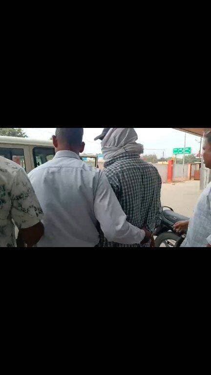 रोडवेज डिपो में तैनात वरिष्ठ लिपिक चार हजार रुपये की रिश्वत लेते गिरफ्तार
शाहजहांपुर। भ्रष्टाचार निवारण संगठन बरेली की टीम ने बुधवार को शाहजहांपुर रोडवेज डिपो में तैनात वरिष्ठ लिपिक को चार हजार रुपये की रिश्वत लेते हुए गिरफ्तार किया। आरोपी की पहचान नूपुर कुमार के रूप में हुई है, जो वरिष्ठ लिपिक/टाइम कीपर के पद पर तैनात बताया गया है।
प्रेस नोट के अनुसार, थाना सिंधौली क्षेत्र के हरिहरपुर निवासी शिकायतकर्ता सौरभ मिश्रा ने ड्यूटी लगाने के एवज में रिश्वत मांगने की शिकायत की थी। शिकायत की जांच के बाद भ्रष्टाचार निवारण संगठन की टीम ने जाल बिछाया। जिसके बाद रोडवेज बस स्टैंड स्थित एआरएम कार्यालय के बाहर आरोपी को चार हजार रुपये लेते हुए पकड़ लिया गया।
टीम प्रभारी निरीक्षक जितेंद्र सिंह के नेतृत्व में कार्रवाई की गई। आरोपी के खिलाफ भ्रष्टाचार निवारण अधिनियम की संबंधित धाराओं में मुकदमा दर्ज कराने की कार्रवाई की जा रही है।
#रिश्वत #FIR #दर्ज #लिपिक #आपकाअपनाशहर