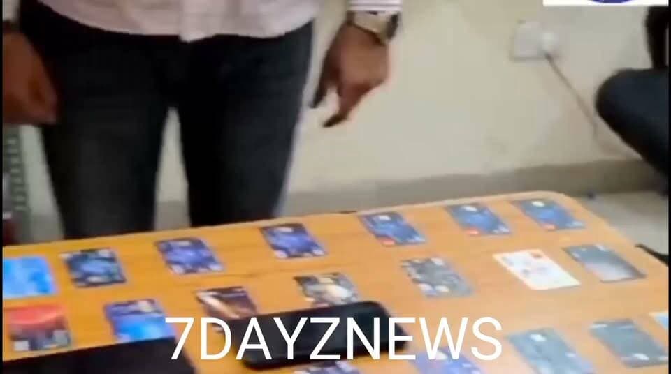 *दिल्ली में सक्रिय साइबर ठगों की पंचकूला-कालका में वारदात करने की योजना नाकाम।*
*पुलिस ने दबोचे 2 आरोपी, 70 एटीएम कार्ड, पीओएस मशीन और 2 मोबाइल फोन बरामद*
*एटीएम के बाहर घूमकर कम-पढ़े लिखें लोगों व बुजुर्गों को पैसे निकलवाने की मदद के बहाने देते थे साइबर ठगी को अंजाम*
*दोनों आरोपी 4 दिन के पुलिस रिमांड पर*
पंचकूला/कमल कलसी
पंचकूला पुलिस ने साइबर धोखाधड़ी के एक ऐसे गिरोह का पर्दाफाश किया है, जो एटीएम से पैसे निकालने वाले बुजुर्गों और कम पढ़े-लिखे लोगों को निशाना बनाकर उनके बैंक खातों से रकम निकालता था। साइबर क्राइम थाना सेक्टर-20 की टीम ने गुप्त सूचना के आधार पर कार्रवाई करते हुए दो आरोपियों को गिरफ्तार किया है। आरोपियों के कब्जे से कुल 70 एटीएम कार्ड और एक पीओएस मशीन व 2 मोबाइल फोन बरामद किए है।
आरोपियों की पहचान मनोज कुमार निवासी जिला हिसार तथा अनिल निवासी जिला भिवानी के रूप में हुई है। 14 अक्टूबर को साइबर क्राइम थाना सेक्टर-20 की टीम को सूचना मिली थी कि दो युवक सेक्टर-20 की मार्केट में अलग-अलग बैंकों के एटीएम के आसपास संदिग्ध परिस्थितियों में घूम रहे हैं। उनके पास बड़ी संख्या में एटीएम कार्ड और एक पीओएस मशीन भी है। सूचना को गंभीरता से लेते हुए प्रभारी युद्धवीर सिंह की अगुवाई में टीम ने मौके पर पहुंचकर घेराबंदी की और दोनों युवकों को काबू कर लिया।
डीसीपी क्राइम एंड ट्रैफिक आईपीएस अमरिंदर सिंह के अनुसार तलाशी के दौरान आरोपी मनोज कुमार के कब्जे से विभिन्न बैंकों के 43 एटीएम कार्ड बरामद हुए, जबकि आरोपी अनिल के पास से 27 एटीएम कार्ड मिले। इसके अलावा अनिल से एक पीओएस मशीन बरामद की गई। पुलिस ने सभी कार्डों और मशीन को कब्जे में लेकर नियमानुसार कार्रवाई की। इस संबंध में थाना साइबर क्राइम सेक्टर-20 पंचकूला में 14 अक्टूबर 2026 को भारतीय न्याय संहिता की धारा 318(4) और 61(2) के तहत मामला दर्ज किया गया है।
प्रारंभिक पूछताछ में सामने आया कि आरोपी एटीएम से पैसे निकालने आने वाले बुजुर्गों और कम पढ़े-लिखे लोगों को निशाना बनाते थे। वे धोखे से उनका एटीएम पिन जान लेते और फिर उनके कार्ड के स्थान पर मिलता-जुलता दूसरा कार्ड थमा देते थे। इसके बाद आरोपियों द्वारा संबंधित कार्डों का इस्तेमाल कर अलग-अलग एटीएम से पैसे निकालने की बात सामने आई है। इसके अलावा, एटीएम मशीन में छूट गए कार्डों को उठाकर पीओएस मशीन के माध्यम से रकम निकालने का तरीका अपनाने की बात भी सामने आई है।
पुलिस कमिश्नर आईपीएस पंकज नैन ने कहा कि पंचकूला पुलिस की सतर्कता और त्वरित कार्रवाई से गिरोह के दो सदस्यों को समय रहते गिरफ्तार कर लिया गया। उन्होंने आमजन से अपील की कि एटीएम का इस्तेमाल करते समय अपना पिन किसी के साथ साझा न करें, अनजान व्यक्ति को कार्ड न सौंपें और कार्ड बदलने जैसी किसी भी संदिग्ध गतिविधि से सावधान रहें।
उन्होंने कहा आरोपियों से पूछताछ के दौरान गिरोह के अन्य सदस्यों, पीओएस मशीन की व्यवस्था करने वाले व्यक्तियों, कथित कमीशन की रकम और वारदातों में इस्तेमाल किए गए मोबाइल फोन के संबंध में जानकारी जुटाई जाएगी। साथ ही हरियाणा और दिल्ली में उन एटीएम की पहचान भी की जाएगी, जहां से कार्ड उठाने या रकम निकालने की वारदातें की गईं। इस मामले में आगे की जांच जारी है।