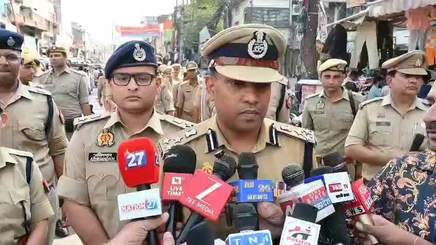 नारी निकेतन में बच्चों से मिले डीआईजी अभिषेक सिंह, बाजार में पैदल गश्त कर महिलाओं से किया संवाद
सहारनपुर। मिशन शक्ति अभियान के तहत सहारनपुर पुलिस महिलाओं और बच्चों की सुरक्षा के लिए सक्रिय है। डीआईजी सहारनपुर परिक्षेत्र अभिषेक सिंह ने एसएसपी और अन्य पुलिस अधिकारियों के साथ नारी निकेतन पहुंचकर बच्चों से संवाद किया। उनकी समस्याएं जानीं और त्योहारों के मद्देनजर उपहार भेंट कर खुशियां बांटीं।
इसके बाद मुख्य बाजार में पैदल गश्त कर महिलाओं, बालिकाओं और बच्चों से बातचीत की। पुलिस ने सुरक्षा का भरोसा दिलाया। साथ ही थानों में स्थापित मिशन शक्ति केंद्रों के प्रति जागरूक किया। अधिकारियों ने बताया कि महिला उत्पीड़न या अपराध से संबंधित शिकायतों पर नियमानुसार त्वरित कार्रवाई की जाएगी। अभियान का उद्देश्य महिलाओं की सुरक्षा और पुलिस-जनता के बीच विश्वास मजबूत करना है।
