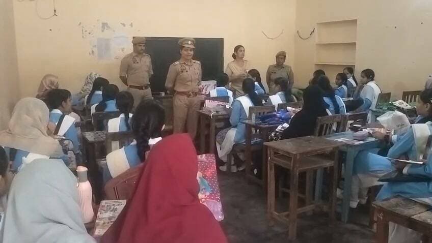 मिशन शक्ति फेज-6.0: आशा मॉडर्न स्कूल में छात्र-छात्राओं को साइबर अपराध और महिला सुरक्षा के प्रति किया जागरूक
सहारनपुर। महिला सुरक्षा, नारी सम्मान और साइबर अपराधों के प्रति जागरूकता बढ़ाने के उद्देश्य से सहारनपुर पुलिस द्वारा मिशन शक्ति फेज-6.0 के चरण-1 के अंतर्गत जागरूकता अभियान चलाया जा रहा है। इसी क्रम में 15 अक्टूबर 2026 को थाना महिला थाना की एंटी रोमियो एवं मिशन शक्ति टीम ने आशा मॉडर्न स्कूल में जागरूकता कार्यक्रम आयोजित किया।
कार्यक्रम में छात्र-छात्राओं को महिला सुरक्षा, नारी सम्मान, ऑनलाइन ठगी, साइबर फ्रॉड और सोशल मीडिया के सुरक्षित इस्तेमाल के बारे में विस्तार से जानकारी दी गई। पुलिस टीम ने विद्यार्थियों को साइबर अपराधों से बचाव के उपाय बताते हुए अपनी व्यक्तिगत जानकारी और ओटीपी किसी अनजान व्यक्ति के साथ साझा न करने की सलाह दी।
पुलिस अधीक्षक नगर ने विद्यार्थियों को किया सम्मानित
कार्यक्रम के दौरान पुलिस अधीक्षक नगर द्वारा छात्र-छात्राओं को प्रतीक चिह्न देकर सम्मानित किया गया और उनका उत्साहवर्धन किया गया। इस पहल का उद्देश्य विद्यार्थियों को जागरूकता कार्यक्रमों में भाग लेने के लिए प्रोत्साहित करना और उन्हें महिला एवं साइबर सुरक्षा के प्रति जिम्मेदार बनाना रहा।
सरकारी योजनाओं और बच्चों के अधिकारों की दी जानकारी
जागरूकता कार्यक्रम में महिलाओं एवं बालिकाओं को विधवा पेंशन योजना, मुख्यमंत्री कन्या सुमंगला योजना सहित विभिन्न जनकल्याणकारी योजनाओं की जानकारी दी गई। साथ ही बाल श्रम के दुष्परिणामों, बच्चों के अधिकारों और उनकी सुरक्षा से जुड़े महत्वपूर्ण पहलुओं पर भी जागरूक किया गया।
महत्वपूर्ण हेल्पलाइन नंबरों की जानकारी
पुलिस टीम ने छात्र-छात्राओं, महिलाओं और बालिकाओं को जरूरत पड़ने पर सहायता प्राप्त करने के लिए महत्वपूर्ण हेल्पलाइन नंबरों की जानकारी दी।
1090 — वूमेन पावर लाइन
1076 — मुख्यमंत्री हेल्पलाइन
1098 — चाइल्ड हेल्पलाइन
1930 — साइबर अपराध हेल्पलाइन
112 — पुलिस आपातकालीन सेवा
108 — एम्बुलेंस सेवा
कार्यक्रम के दौरान जागरूकता संबंधी पंपलेट भी वितरित किए गए। सहारनपुर पुलिस ने अपील की कि साइबर अपराधों के प्रति सतर्क रहें, अपनी गोपनीय जानकारी किसी के साथ साझा न करें और किसी भी आपात स्थिति में पुलिस की सहायता लेने से न हिचकिचाएं।
#MissionShakti #MissionShaktiPhase6 #WomenSafety #CyberSafety #CyberCrimeAwareness #WomenEmpowerment #