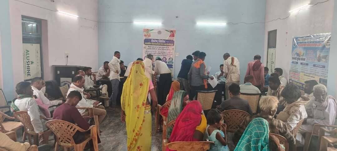 बटियागढ़ में विमुक्त घुमंतू एवं अर्द्धघुमंतू समुदाय के लिए हितग्राहीमूलक योजनाओ का विशेष शिविर आयोजित
===
शासन की जनकल्याणकारी योजनाओं का लाभ पात्र हितग्राहियों तक पहुँचाने के उद्देश्य से जनपद पंचायत बटियागढ़ में विमुक्त घुमंतू एवं अर्द्धघुमंतू समुदाय के लिए विशेष दस्तावेज निर्माण एवं समस्या निराकरण शिविर आयोजित जिला प्रशासन द्वारा किया गया। शिविर मे लोगों को जाति प्रमाण-पत्र, राशन कार्ड, आधार कार्ड , जन्म प्रमाण पत्र सहित अन्य महत्वपूर्ण दस्तावेज बनवाने तथा विभिन्न शासकीय योजनाओं का लाभ लेने के संबंध में जानकारी दी गई।
कार्यक्रम में इंद्र कुमार, अरविंद कुमार, अरविन्द पटेल, नरेंद्र कटारे एवं विभिन्न विभागों के अधिकारी-कर्मचारी उपस्थित रहे तथा लोक सेवा केंद्र, मध्यप्रदेश जन अभियान परिषद की सहभागिता रही। शिविर में 43 आवेदन आए। शिविर का उद्देश्य पात्र हितग्राहियों की समस्याओं का निराकरण कर उन्हें शासन की जनकल्याणकारी योजनाओं से जोड़ना एवं आवश्यक दस्तावेज उपलब्ध कराने में सहयोग करना रहा।
