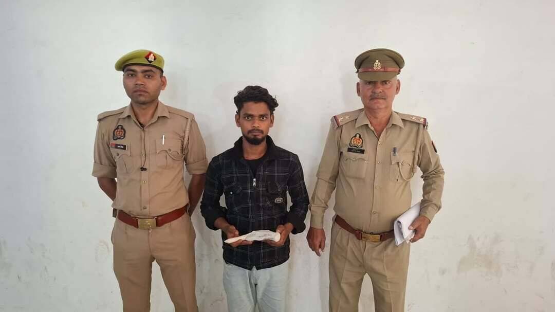 बरेली में अवैध असलहों के साथ तीन आरोपी गिरफ्तार, तमंचे और कारतूस बरामद
रिपोर्ट: अवधेश शर्मा
बरेली। भुता थाना पुलिस ने अलग-अलग स्थानों पर कार्रवाई करते हुए तीन आरोपियों को अवैध असलहों और कारतूसों के साथ गिरफ्तार किया है। पुलिस ने आरोपियों के खिलाफ आर्म्स एक्ट के तहत मुकदमे दर्ज कर उन्हें न्यायालय के समक्ष पेश किया।
पुलिस के अनुसार, 14 अक्टूबर को गश्त के दौरान मुखबिर की सूचना पर पहली कार्रवाई में बीजामऊ निवासी अरुण कुमार (30) को मटकापुर से भुता की ओर आने वाले रास्ते से गिरफ्तार किया गया। उसके कब्जे से 315 बोर का अवैध पौना और एक जिंदा कारतूस बरामद हुआ। इस मामले में मुकदमा अपराध संख्या 473/2026 दर्ज किया गया।
दूसरी कार्रवाई में डोहरिया निवासी दिश राठौर (19) को गुलड़िया जगत से अहिरौला जाने वाले मार्ग पर नाले की पुलिया के पास से गिरफ्तार किया गया। उसके पास से 315 बोर का अवैध तमंचा और एक जिंदा कारतूस मिला। इस संबंध में मुकदमा अपराध संख्या 474/2026 दर्ज किया गया।
वहीं, तीसरी कार्रवाई में बीजामऊ निवासी रितिक (24) को महमूदापुर रोड से गिरफ्तार किया गया। उसके कब्जे से 12 बोर का अवैध देशी तमंचा और तीन जिंदा कारतूस बरामद हुए। पुलिस ने इस मामले में मुकदमा अपराध संख्या 475/2026 के तहत आर्म्स एक्ट में कार्रवाई की है।