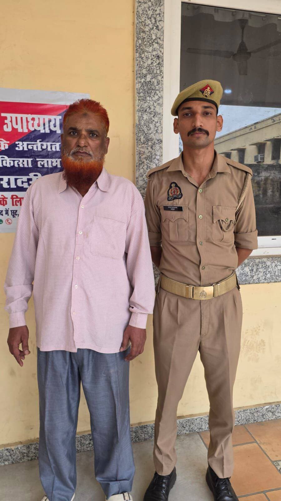 बरेली दंगे के मामले में वांछित मोबीन बेग गिरफ्तार, कैंट पुलिस ने घर से पकड़ा
बरेली। 26 सितंबर 2025 को बरेली में हुए दंगे के मामले में वांछित आरोपी मोबीन बेग उर्फ मोमीन बेग (58) को कैंट पुलिस ने गिरफ्तार किया है। आरोपी इज्जतनगर थाना क्षेत्र के फरीदपुर चौधरी गांव का निवासी है। पुलिस ने मुखबिर की सूचना पर बुधवार, 15 अक्टूबर को उसके घर से गिरफ्तारी की। आरोपी को न्यायालय में पेश करने की कार्रवाई की जा रही है।
पुलिस के मुताबिक, बरेली दंगे के संबंध में थाना बारादरी में मुकदमा संख्या 1146/2025 दर्ज किया गया था। इसमें तौकीर रजा समेत 29 आरोपियों के नाम शामिल हैं। मामले की विवेचना कैंट थाना प्रभारी निरीक्षक संजय कुमार धीर कर रहे हैं। वांछित आरोपियों की गिरफ्तारी के लिए पुलिस लगातार दबिश दे रही है।
पुलिस के अनुसार, गिरफ्तार आरोपी का नाम कोतवाली थाने में दर्ज एक अन्य मुकदमे में भी सामने आया है। इस मामले में शस्त्र अधिनियम, लोक संपत्ति क्षति निवारण अधिनियम और अन्य धाराओं का उल्लेख है।
गिरफ्तारी करने वाली टीम में कैंट थाना प्रभारी निरीक्षक संजय कुमार धीर, वरिष्ठ उपनिरीक्षक श्रीनिवास तथा अन्य पुलिसकर्मी शामिल रहे।
Bareilly news Live <nis:link nis:type=tag nis:id=viral nis:value=viral nis:enabled=true nis:link/>