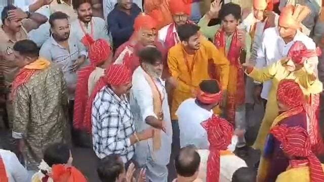 राम बारात में धीरज ओझा का दिखा अलग अंदाज, रामलीला कमेटी के साथ लगाए ठुमके
प्रतापगढ़। शहर में निकली राम बारात के दौरान पूर्व विधायक धीरज ओझा का अलग अंदाज देखने को मिला। राम बारात में ‘बाबा के बुलडोजर’ की धूम के बीच धीरज ओझा रामलीला कमेटी के सदस्यों के साथ जमकर थिरकते नजर आए। उनके डांस का अंदाज लोगों के बीच चर्चा का विषय बना रहा।
राम बारात के दौरान उत्साह और उमंग का माहौल रहा। पूर्व विधायक को कमेटी के सदस्यों के साथ नृत्य करते देख वहां मौजूद लोगों में भी उत्साह दिखाई दिया। राम बारात की रौनक और ‘बाबा के बुलडोजर’ की धूम ने आयोजन को खास बना दिया।
इस दौरान रोशन लाल, विपिन गुप्ता, अभय कुमार ओझा, दिनेश प्रताप उर्फ दिन्नू और श्रीरामलीला समिति प्रतापगढ़ से जुड़े अन्य लोग भी चर्चा में रहे। राम बारात के दौरान धीरज ओझा के डांस का वीडियो सोशल मीडिया पर भी लोगों का ध्यान खींच रहा है