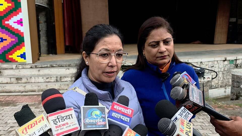 कुल्लू में अवैध पार्किंग वसूली पर प्रशासन सख्त!
ज्यादा फीस वसूलने वालों पर जल्द होगी बड़ी कार्रवाई। नगर परिषद कुल्लू की बैठक में होगा बड़ा फैसला। उपाध्यक्ष शालिनी रॉय ने स्पष्ट किया— अभी कोई नई पार्किंग फीस लागू नहीं हुई है।