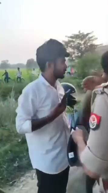 बलिया: गाड़ी में हूटर बजाने से रोकने पर युवक ने पुलिसकर्मियों से की नोंकझोंक और बदसलूकी, वीडियो वायरल
उत्तर प्रदेश के बलिया जिले से पुलिस के साथ बदसलूकी का एक मामला सामने आया है, जहाँ गाड़ी रोकने और हूटर बजाने से मना करने पर एक युवक पुलिसकर्मियों से उलझ पड़ा。 यह पूरी घटना नगर थाना क्षेत्र के अंतर्गत आने वाली बिशुनपुरा चट्टी की बताई जा रही है。
मिली जानकारी के अनुसार, जब पुलिसकर्मियों ने गाड़ी में हूटर बजाने को लेकर युवक को रोका और पूछताछ की, तो वह आग बबूला हो गया。 गाड़ी रोकने की बात पर युवक पुलिसकर्मियों से बहस करने और नोंकझोंक पर उतारू हो गया。 इस दौरान मौके पर मौजूद उपनिरीक्षक (एसआई) दिनेश यादव के साथ भी युवक द्वारा अभद्रता किए जाने की बात सामने आई है。 पुलिस और युवक के बीच हुए इस विवाद का वीडियो सोशल मीडिया पर तेजी से वायरल हो रहा है, जिसकी क्षेत्र में काफी चर्चा हो रही है。