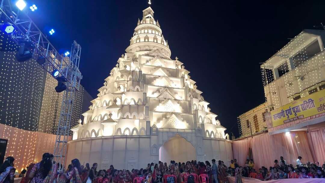 देवघर में डांडिया महोत्सव की धूम, मां दुर्गा की भक्ति में झूमीं महिलाएं और युवतियां।
देवघर: –शारदीय नवरात्रि को लेकर बाबा नगरी देवघर में श्रद्धा और भक्ति का माहौल है। इसी कड़ी में कल्याणी दुर्गा पूजा समिति की ओर से म्यांमार के प्रसिद्ध बौद्ध मंदिर की तर्ज पर भव्य और आकर्षक पूजा पंडाल का निर्माण कराया गया है। वहीं, नवरात्रि की पंचमी तिथि पर बरनवाल सेवा सदन परिसर में भव्य डांडिया महोत्सव का आयोजन किया गया, जिसमें समाज की महिलाओं और युवतियों ने बढ़-चढ़कर हिस्सा लिया।
मां दुर्गा के भक्तिमय भजनों और पारंपरिक संगीत की धुन पर महिलाएं, युवतियां और बच्चे डांडिया की थाप पर देर तक झूमते और थिरकते नजर आए। पूरे परिसर में उत्साह, उमंग और भक्ति का अद्भुत संगम देखने को मिला।
आयोजन को लेकर कल्याणी दुर्गा पूजा समिति के अध्यक्ष राजेश बरनवाल, सचिव सुधांशु बरनवाल ,डांडिया महोत्सव के संयोजक आशीष बरनवाल, सर्वोत्तम बरनवाल ने बताया कि समाज की महिलाओं द्वारा डांडिया का यह पारंपरिक उत्सव वर्षों से लगातार बड़े ही धूमधाम और उत्साह के साथ आयोजित किया जा रहा है।
उन्होंने बताया कि पूजा उत्सव के दौरान सप्तमी, अष्टमी, नवमी, विजयादशमी एवं लक्खी पूजा के अवसर पर समिति की ओर से व्यापक स्तर पर महाप्रसाद का वितरण किया जाएगा।
कल्याणी दुर्गा पूजा समिति का यह आयोजन न केवल धार्मिक आस्था का प्रतीक है, बल्कि समाज की एकता, सांस्कृतिक परंपरा और महिला सहभागिता को भी मजबूती प्रदान कर रहा है। 🙏 जय माता दी! 🌺
#Deoghar #DurgaPuja #NavratriSpecial #DandiyaNight #SanatanDharma