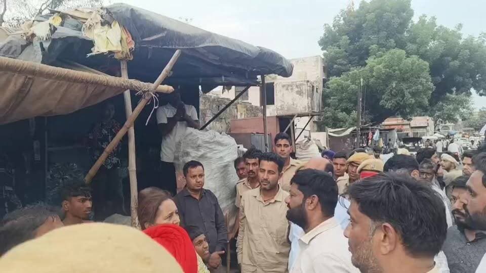 किशनगढ़ बास नगर पालिका में तोप सर्कल से खैरथल रोड पर अतिक्रमण की कार्रवाई छोटे व्यापारी चैयरमैन व प्रशासन के सामने हाथ जोड़ते नजर आए साब छोड़ दो समय दो आपके पीछे परिवार पल जाएगा
#RajasthanNews #LatestNews #todaynews #Bhiwadi #Kotkasim #tijara #kotputli #khairtha #Baansur #alwar #Kisngardbaas #jaipur #jodpur Bhupender Yadav BJP Tika Ram Jully Bhanwar Jitendra Singh Mahant Balaknath Yogi Sandeep Yadav MLA Ramhet Singh Yadav Lalit Yadav Rajasthan Police