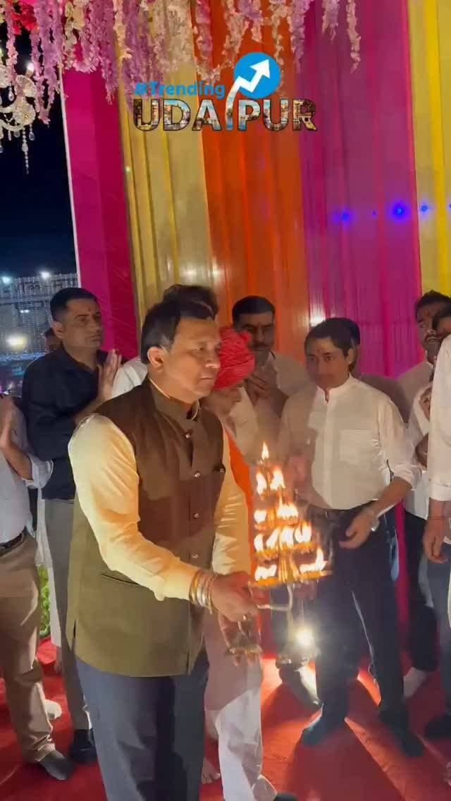 दैनिक भास्कर गरबा महोत्सव के शुभारंभ के अवसर पर गांधी ग्राउंड पर अतिथियों ने आरती उतार कर गरबा की की शुरुआत। इस अवसर पर महापौर पारस सिंघवी, ग्रामीण विधायक फूल सिंह मीणा, जीतो अपेक्स सचिव सीए महावीर चपलोत, दैनिक भास्कर संपादक नवल सक्सेना, यूनिट हेड सुरेन्द्र जांगिड, चीफ रिपोर्टर गिरीश शर्मा, फाइनेंस हेड मुकेश आमेटा, सर्कुलेशन हेड केके शर्मा, सिंधी समाज के महासचिव राजेश चुघ मौजूद रहे।