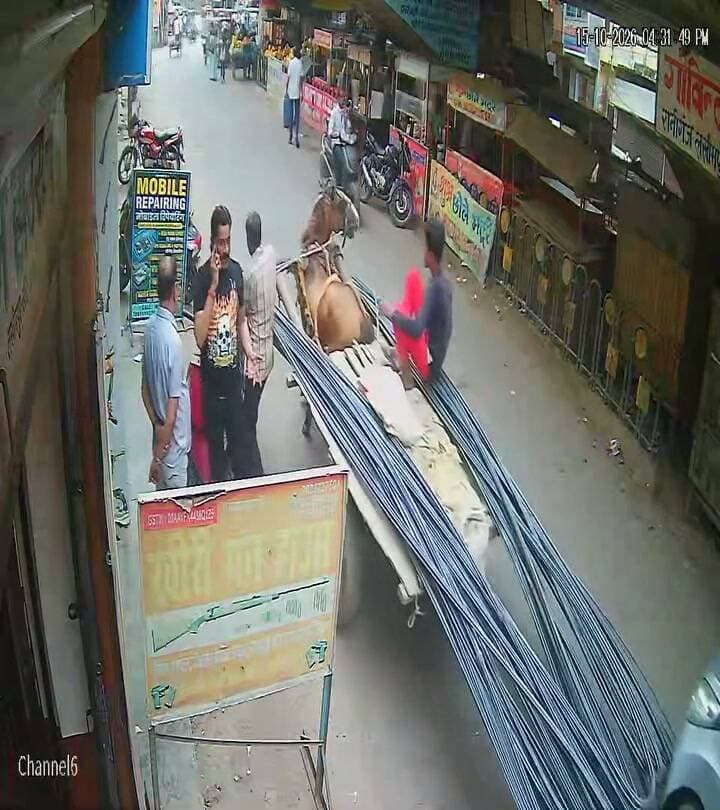 लखीमपुर खीरी में कार की टक्कर से तांगा चालक का पैर टूटा, हादसे का CCTV फुटेज आया सामने, टक्कर मारकर कार सवार फरार। बाल-बाल टला बड़ा हादसा!
#लखीमपुरखीरी #CCTVफुटेज #सड़कहादसा #BreakingNews #UPNews