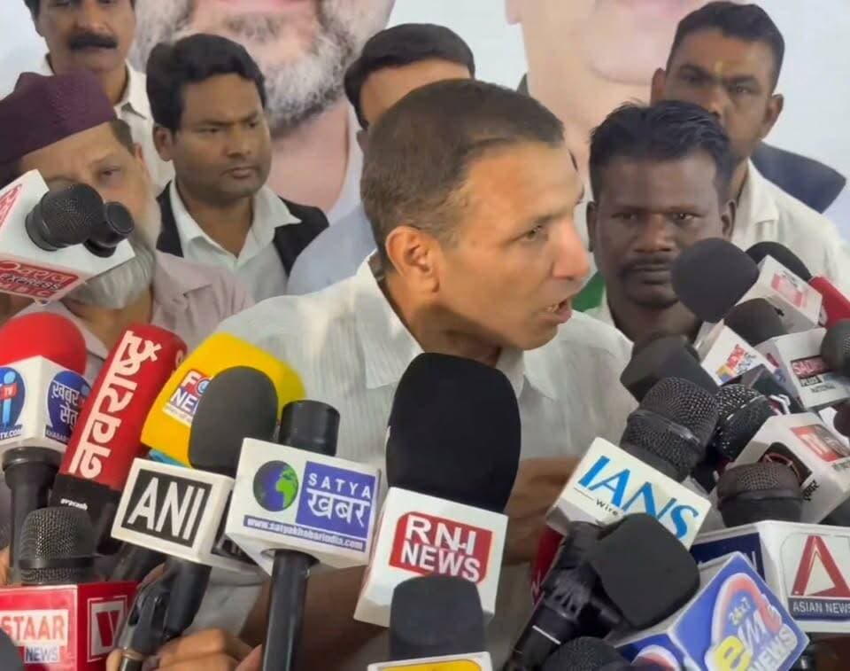 ⚡ महल का बिजली बिल कम, गरीब की झोपड़ी का बिल ज्यादा! ⚡
मध्य प्रदेश में बिजली बिलों को लेकर प्रदेश कांग्रेस अध्यक्ष जीतू पटवारी ने सरकार पर सवाल उठाए। उन्होंने आरोप लगाया कि गरीबों को भारी-भरकम बिजली बिलों का सामना करना पड़ रहा है, जबकि महाराज सिंधिया के महल का बिल गरीब की झोपड़ी से भी कम है
पटवारी ने विद्युत मंत्री की गैरमौजूदगी पर भी सवाल उठाते हुए कहा कि लोग उनका फोटो लेकर उन्हें ढूंढ रहे हैं।
🔴 बिजली बिल, महल और गरीब की झोपड़ी… जीतू पटवारी ने सरकार पर और क्या-क्या आरोप लगाए? सुनिए उनका पूरा बयान।
💬 आपकी राय: क्या मध्य प्रदेश में बिजली बिल आम आदमी की जेब पर भारी पड़ रहे हैं? @followers
#JituPatwari #MPPolitics #MadhyaPradesh #BijliBill #TimesMP