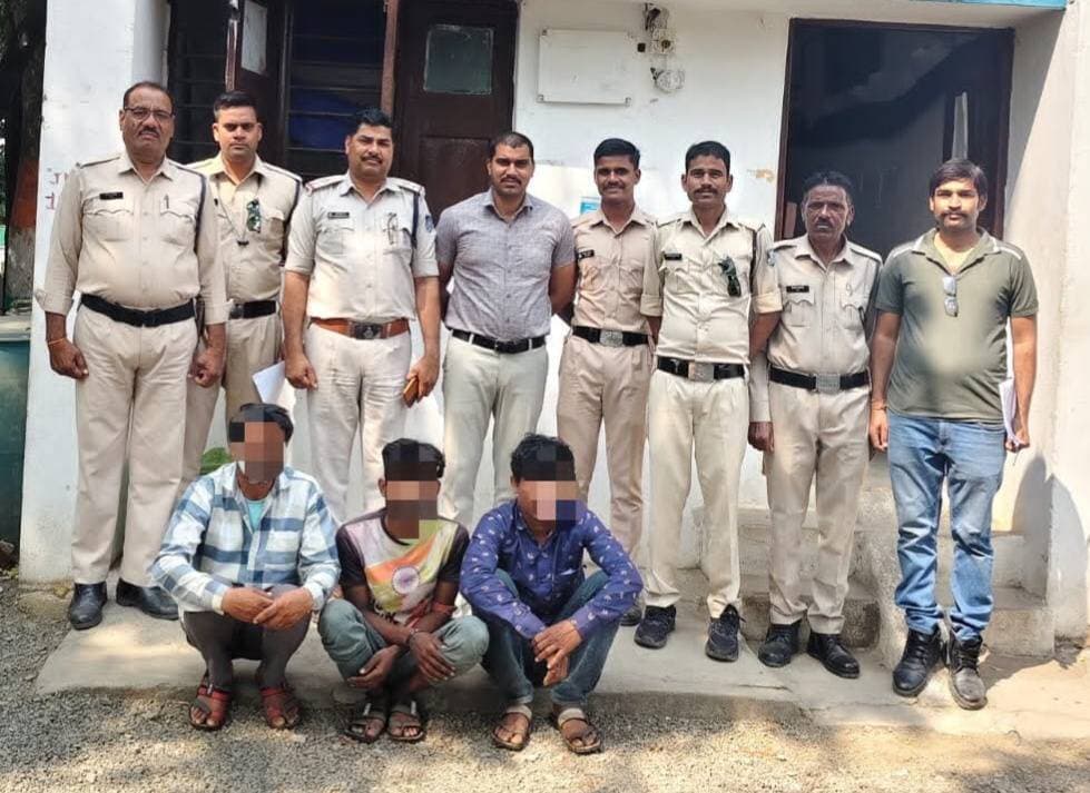 देवास में मवेशी चोर गिरोह का पर्दाफाश, तीन गिरफ्तार; ₹4.40 लाख का माल जब्त
खेत से बछड़ा चोरी करने के बाद पिकअप से बड़वानी ले जाकर हाट बाजारों में बेचते थे आरोपी, तीन मवेशी बरामद
देवास। खेतों से मवेशी चोरी कर उन्हें पिकअप वाहन से दूसरे जिले में ले जाकर बेचने वाले गिरोह का देवास पुलिस ने खुलासा किया है। कमलापुर पुलिस ने तीन आरोपियों को गिरफ्तार कर चोरी का बछड़ा सहित तीन मवेशी और वारदात में इस्तेमाल पिकअप वाहन जब्त किया है। जब्त संपत्ति की कुल अनुमानित कीमत 4.40 लाख रुपये बताई गई है।
पुलिस के मुताबिक, 13 अक्टूबर की रात ग्राम करौंदिया निवासी गणपत जाट के खेत से एक बछड़ा चोरी हो गया था। शिकायत पर कमलापुर थाने में प्रकरण दर्ज कर जांच शुरू की गई। पुलिस ने घटनास्थल और आसपास के गांवों के सीसीटीवी फुटेज खंगाले और मुखबिरों से मिली सूचना के आधार पर तीन संदिग्धों की पहचान कर उन्हें गिरफ्तार किया।
आवारा मवेशियों को बनाते थे निशाना
पूछताछ में आरोपियों ने स्थानीय साथियों की मदद से आवारा मवेशियों, खासकर बैल और बछड़ों को चोरी कर पिकअप में ले जाने और बड़वानी के हाट बाजारों में बेचने की बात बताई। पुलिस ने आरोपियों के कब्जे से तीन मवेशी और पिकअप वाहन क्रमांक MP-41-ZG-7728 जब्त किया। बरामद मवेशियों को सुरक्षित चंद्रकेश्वर गौशाला पहुंचाया गया है।
बड़वानी और देवास जिले के आरोपी शामिल
गिरफ्तार आरोपियों की पहचान कुंवरसिंह जामरे (32), निवासी पलसूद, जिला बड़वानी; विजय नावड़े (21), निवासी पानीगांव मोहाड़ा, जिला देवास; और रामसिंह वास्केल (50), निवासी इमलीपुरा, थाना कमलापुर, जिला देवास के रूप में हुई है।
तीनों आरोपियों को 15 अक्टूबर को बागली न्यायालय में पेश किया गया, जहां से उन्हें जेल भेज दिया गया।
पुलिस टीम की भूमिका
कार्रवाई पुलिस अधीक्षक पुनीत गेहलोद के निर्देश पर, अतिरिक्त पुलिस अधीक्षक (ग्रामीण) सौम्या जैन के मार्गदर्शन और बागली एसडीओपी संजय सिंह बेस के निर्देशन में की गई। कमलापुर थाना प्रभारी सर्जन सिंह मीणा सहित पुलिस टीम के सदस्यों की इस कार्रवाई में भूमिका रही।
@followers